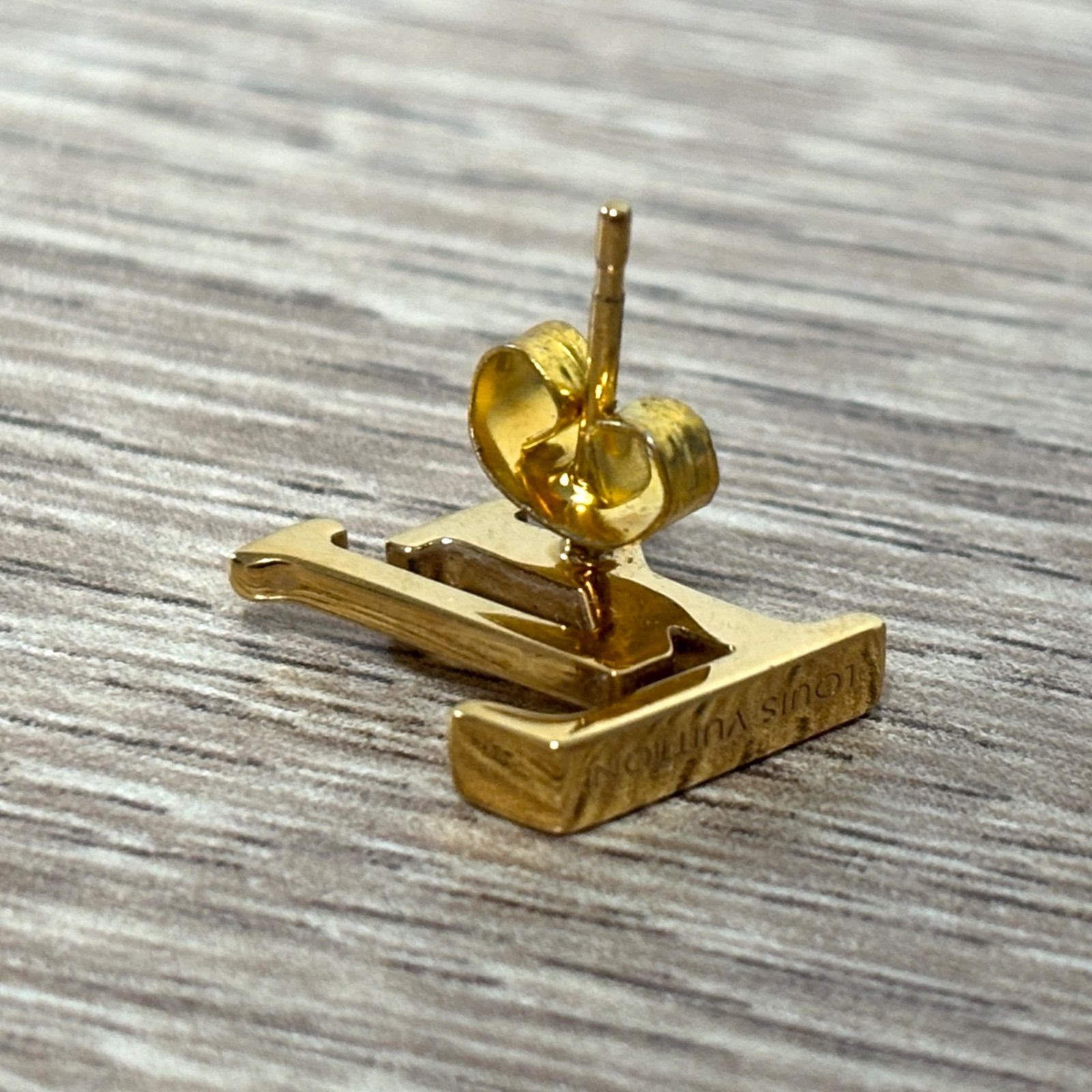 LOUIS VUITTON ルイヴィトン　アイコニック　ロゴ　ピアス　片耳 LOUIS VUITTON ルイヴィトン アイコニック ピアス LV ロゴ ゴールド