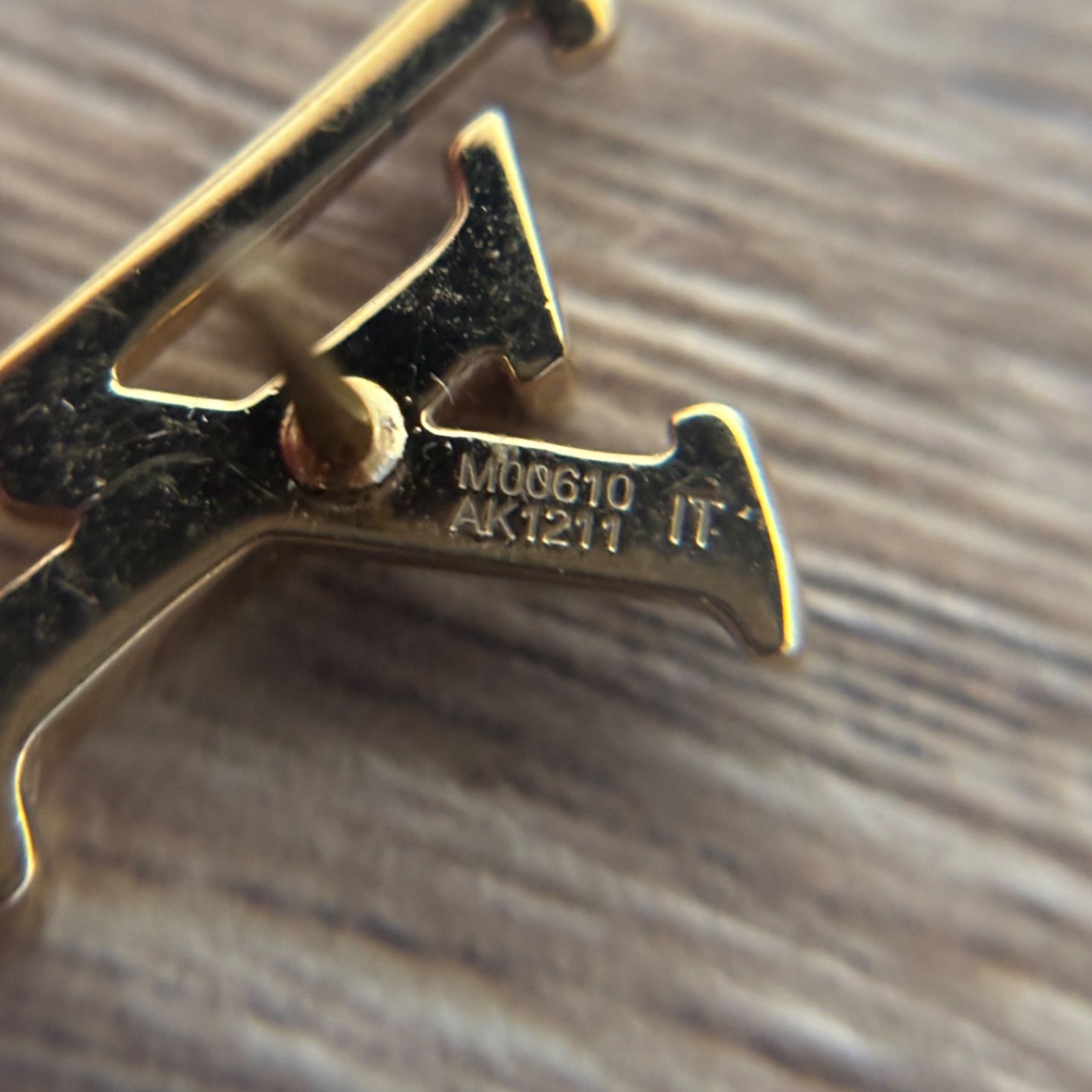 LOUIS VUITTON ルイヴィトン アイコニック ピアス LV ロゴ ゴールド