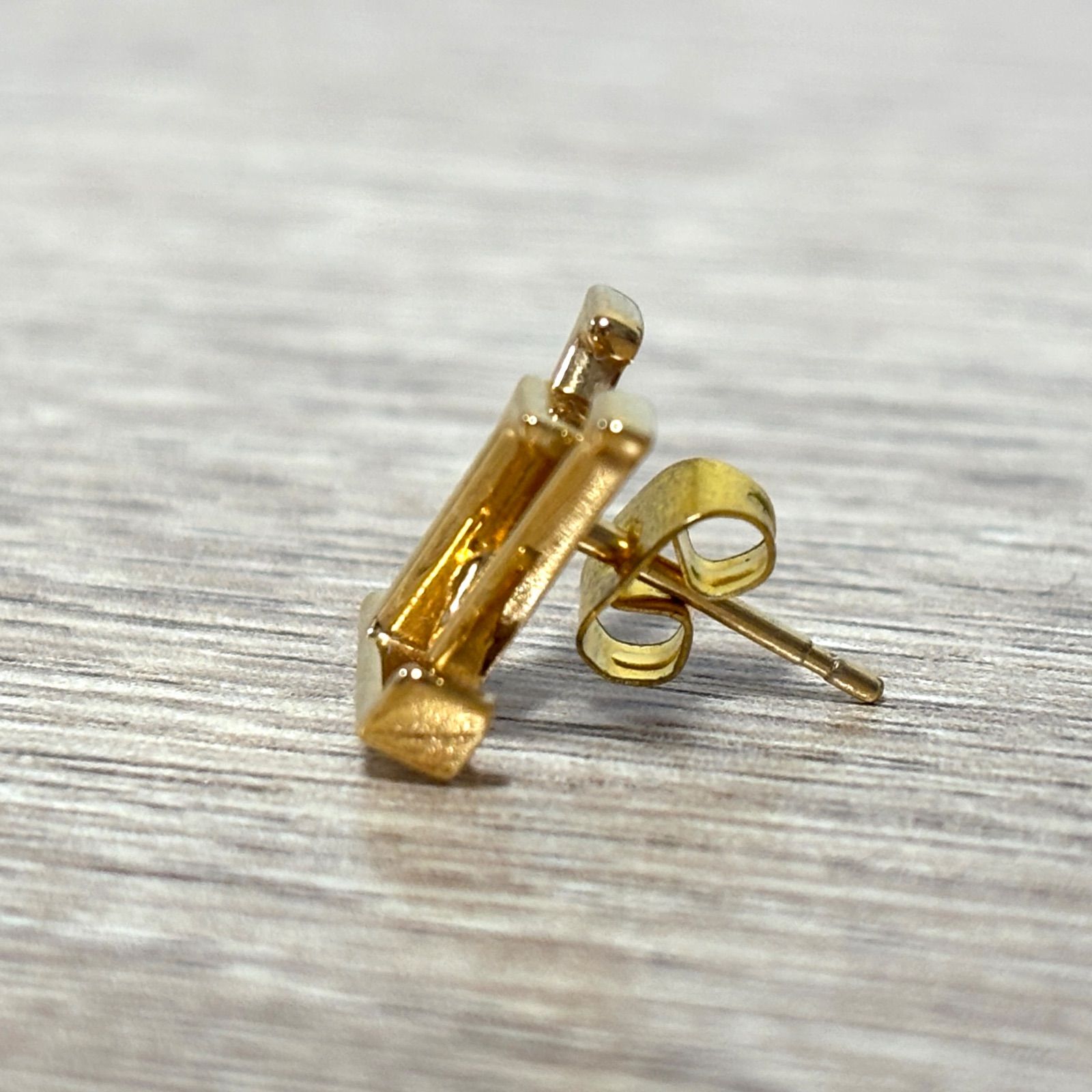 LOUIS VUITTON ルイヴィトン アイコニック ピアス LV ロゴ ゴールド