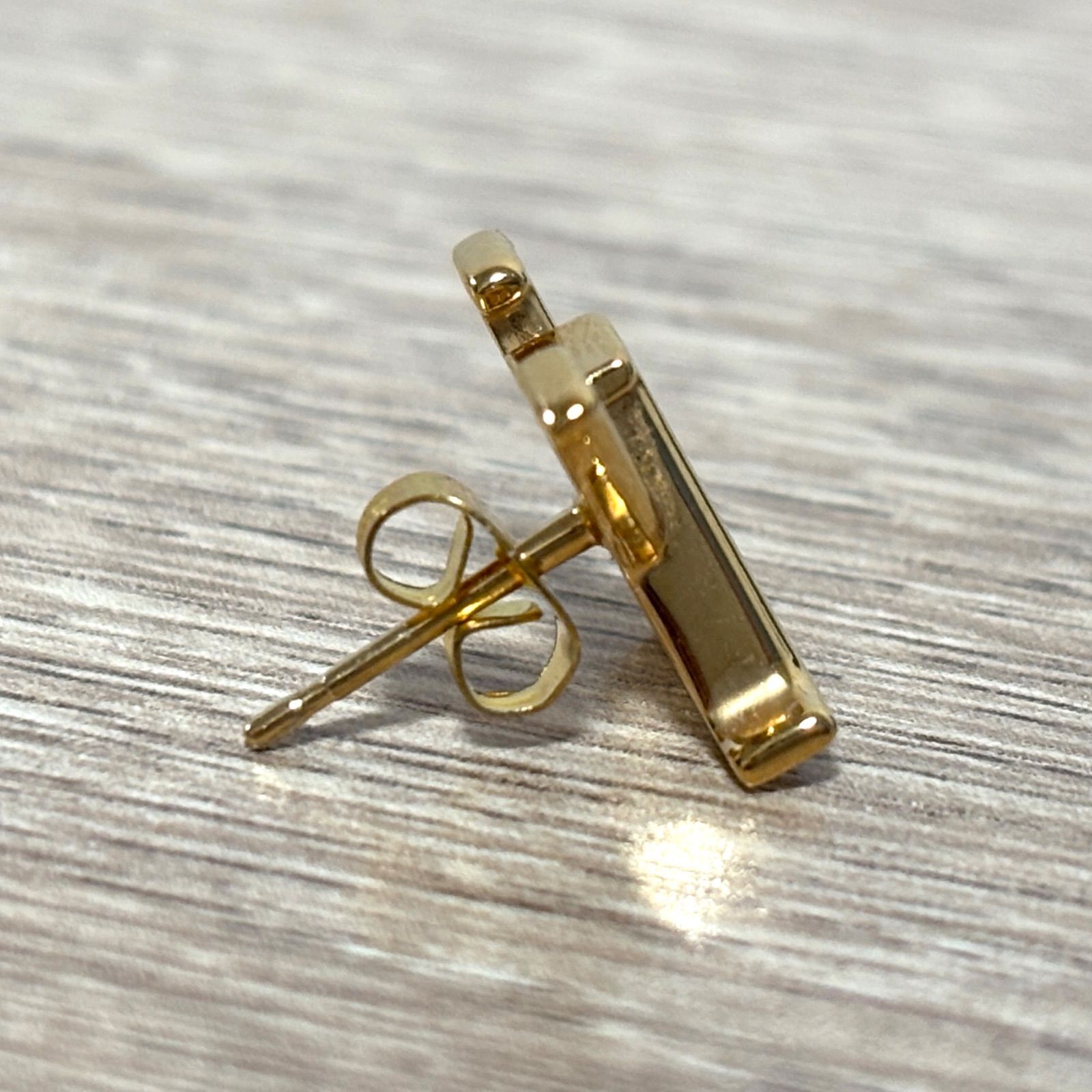 LOUIS VUITTON ルイヴィトン アイコニック ピアス LV ロゴ ゴールド