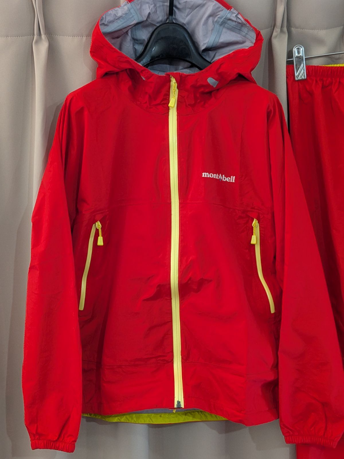 美品　mont-bell レイントレッカー　160 赤　上下セット　袋付き mont-bell モンベル 撥水 レイントレッカー ジャケット パンツ 上下