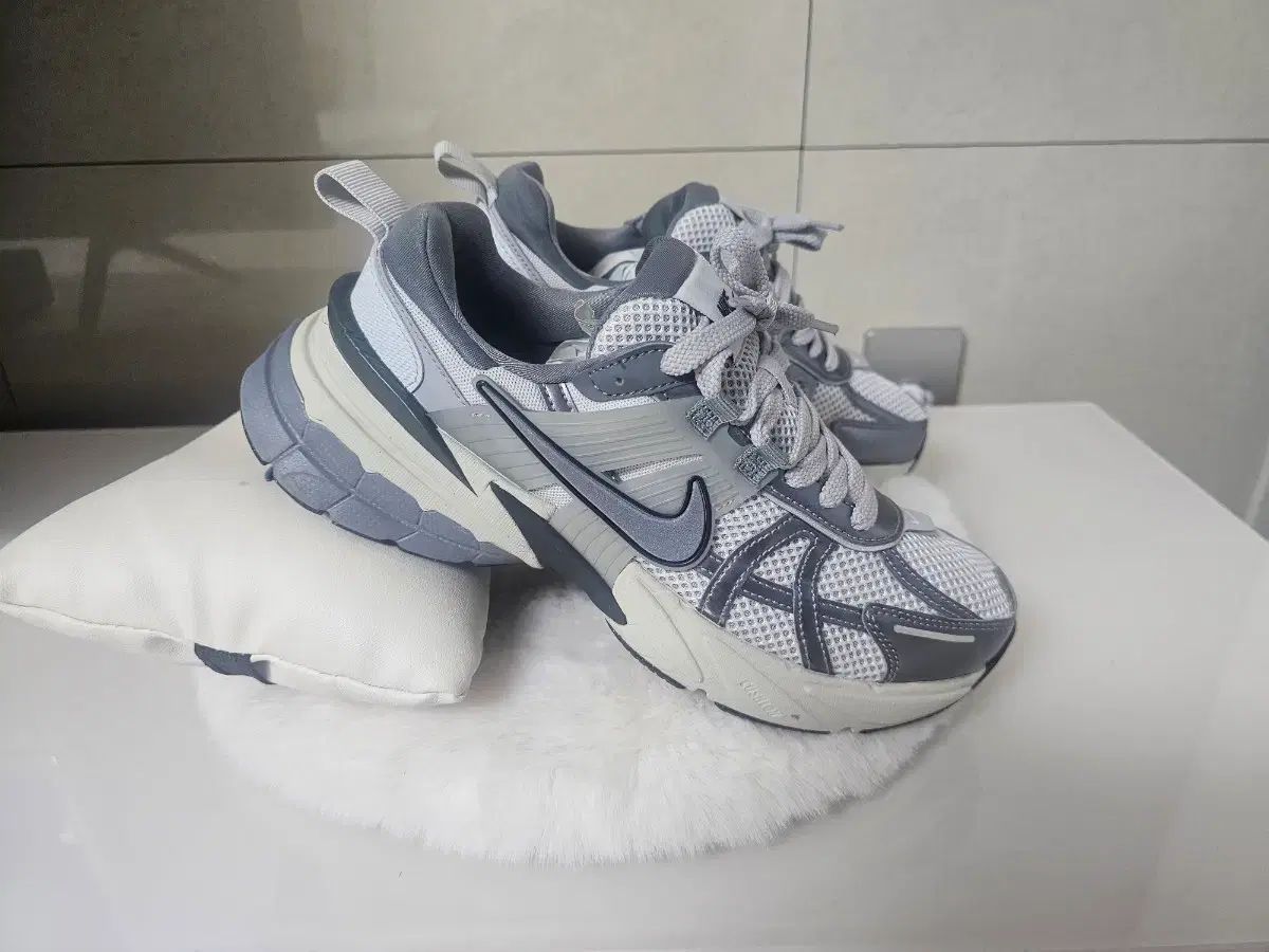 ヒナ ナイキ正規品 S級) V2K RUN ピュア プラチナ メンズ ランニング