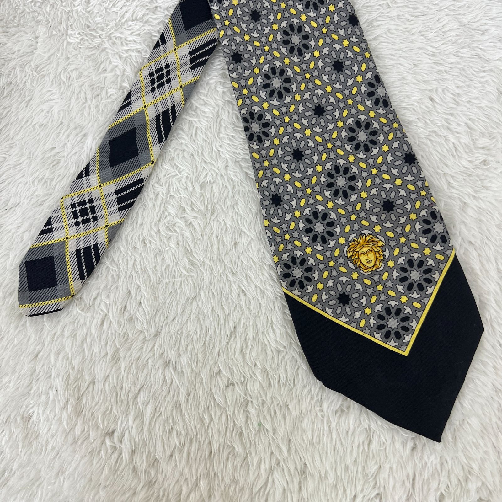 【美品】GIANNI VERSACE ネクタイ 幾何学柄 グレー ブラック 美品》GIANNI VERSACE (ジャンニヴェルサーチ) シルクネクタイ 総柄