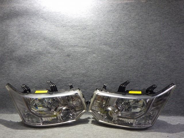 ミツビシ　デリカD5 純正ヘッドライト左右セット　バラスト付き　中古品 デリカD5 ヘッドライト 左右 HID 前期 100-87918 バラスト付き