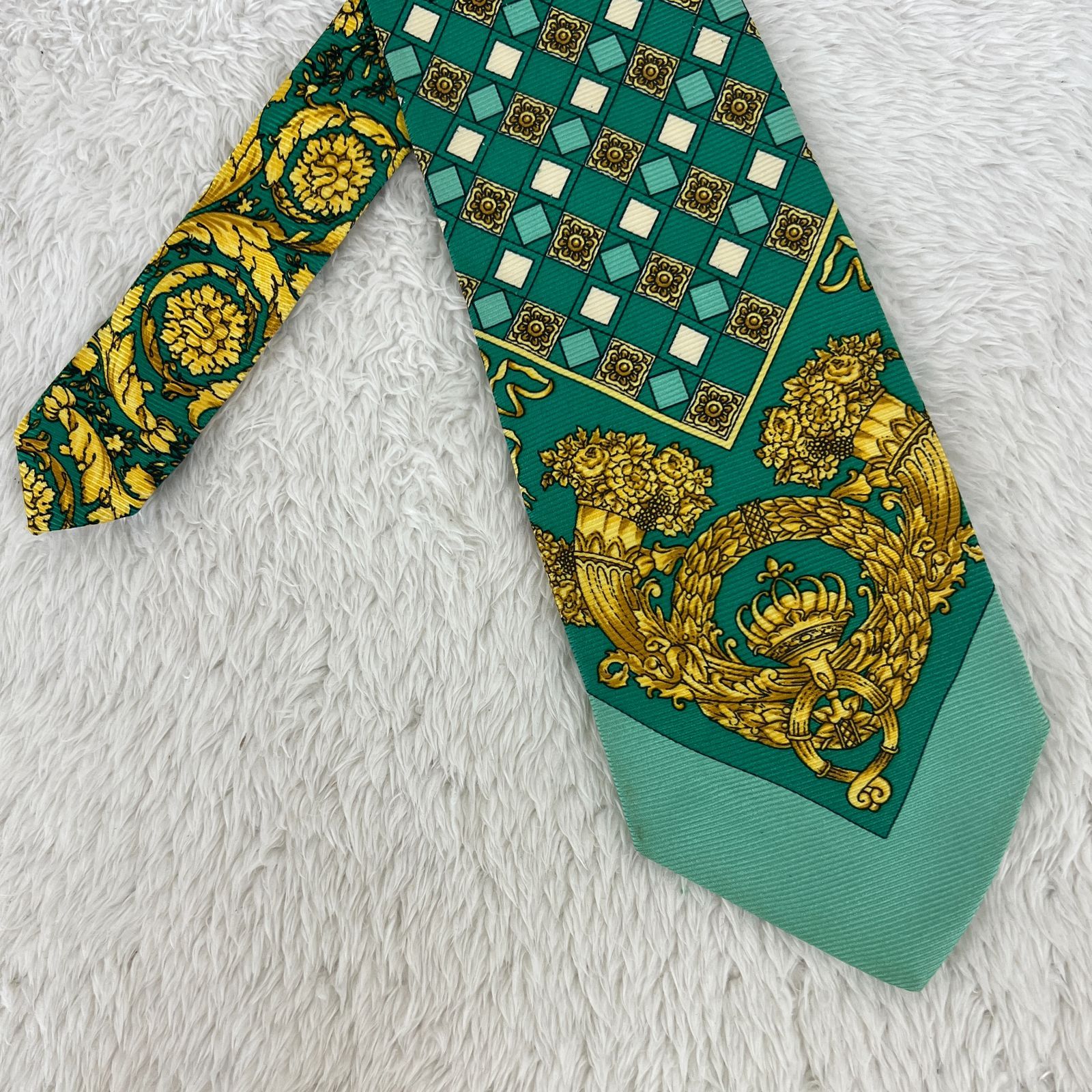 美品》GIANNI VERSACE (ジャンニヴェルサーチ) シルクネクタイ 総柄