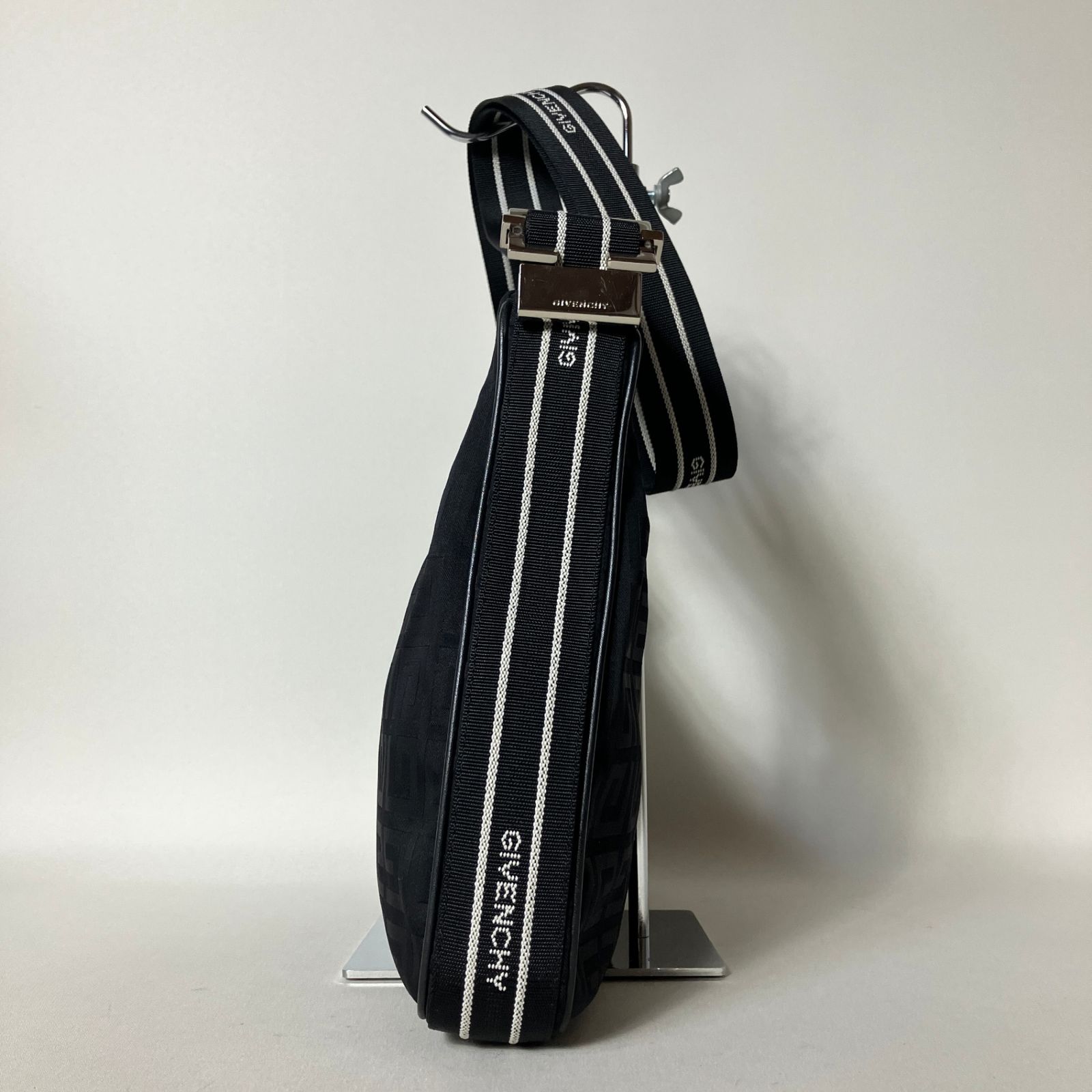 2512-72｜美品｜ジバンシィ ショルダーバッグ ブラック 4Gロゴ - メルカリ