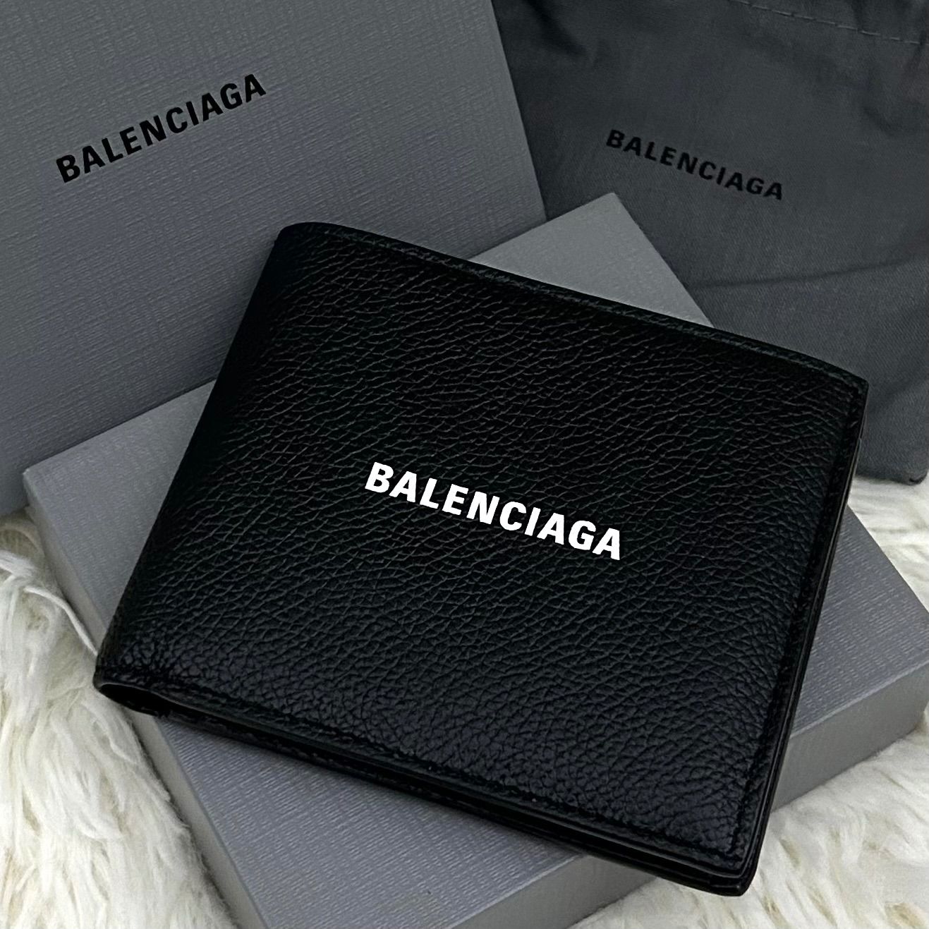 ◇極美品◇バレンシアガ　二つ折り財布　コンパクト　白ロゴ×ブラック　レザー 極美品］BALENCIAGA バレンシアガ 二つ折り財布 レザー ブラック 黒