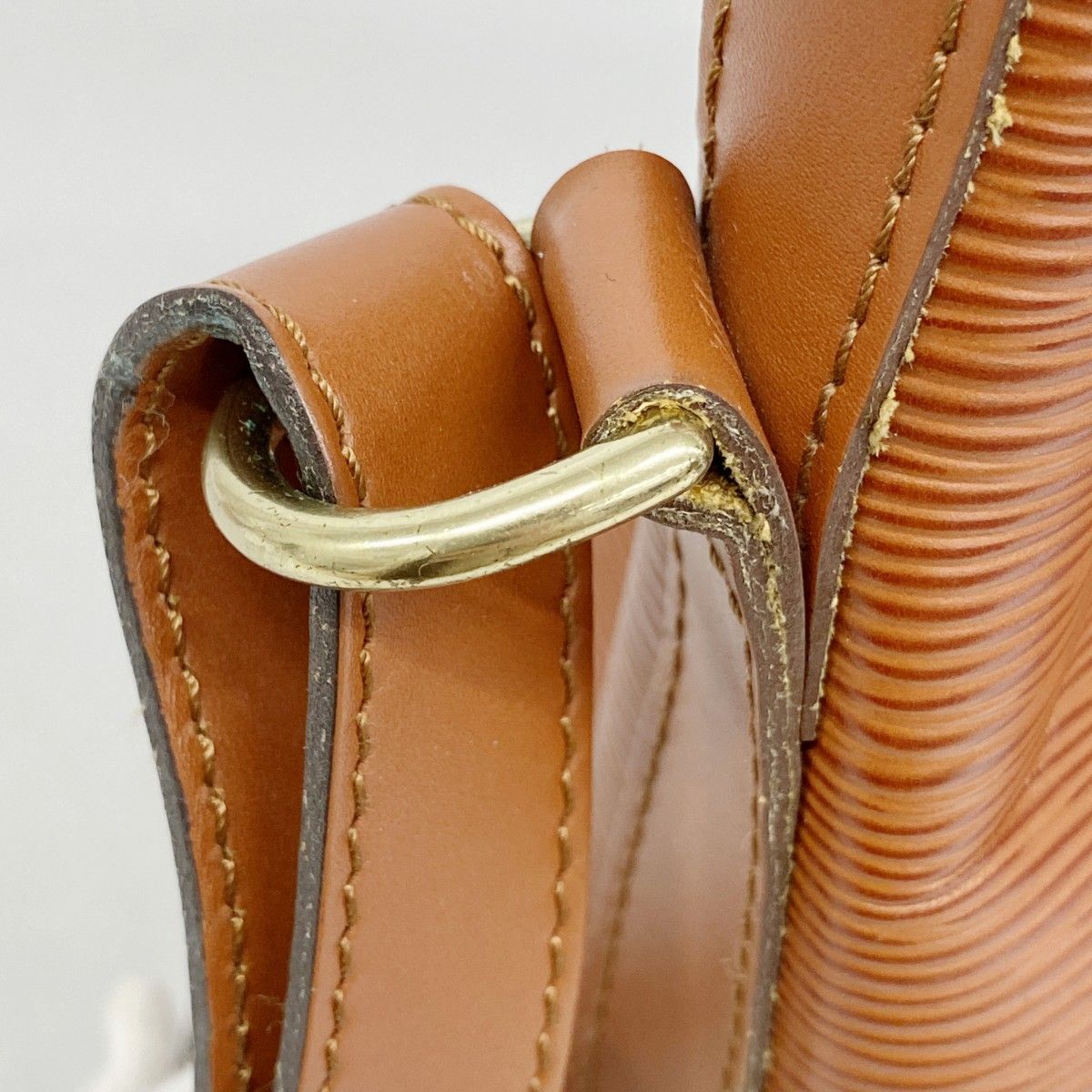 5pd6297-k】ルイヴィトン ショルダーバッグ エピ プチノエ M44103