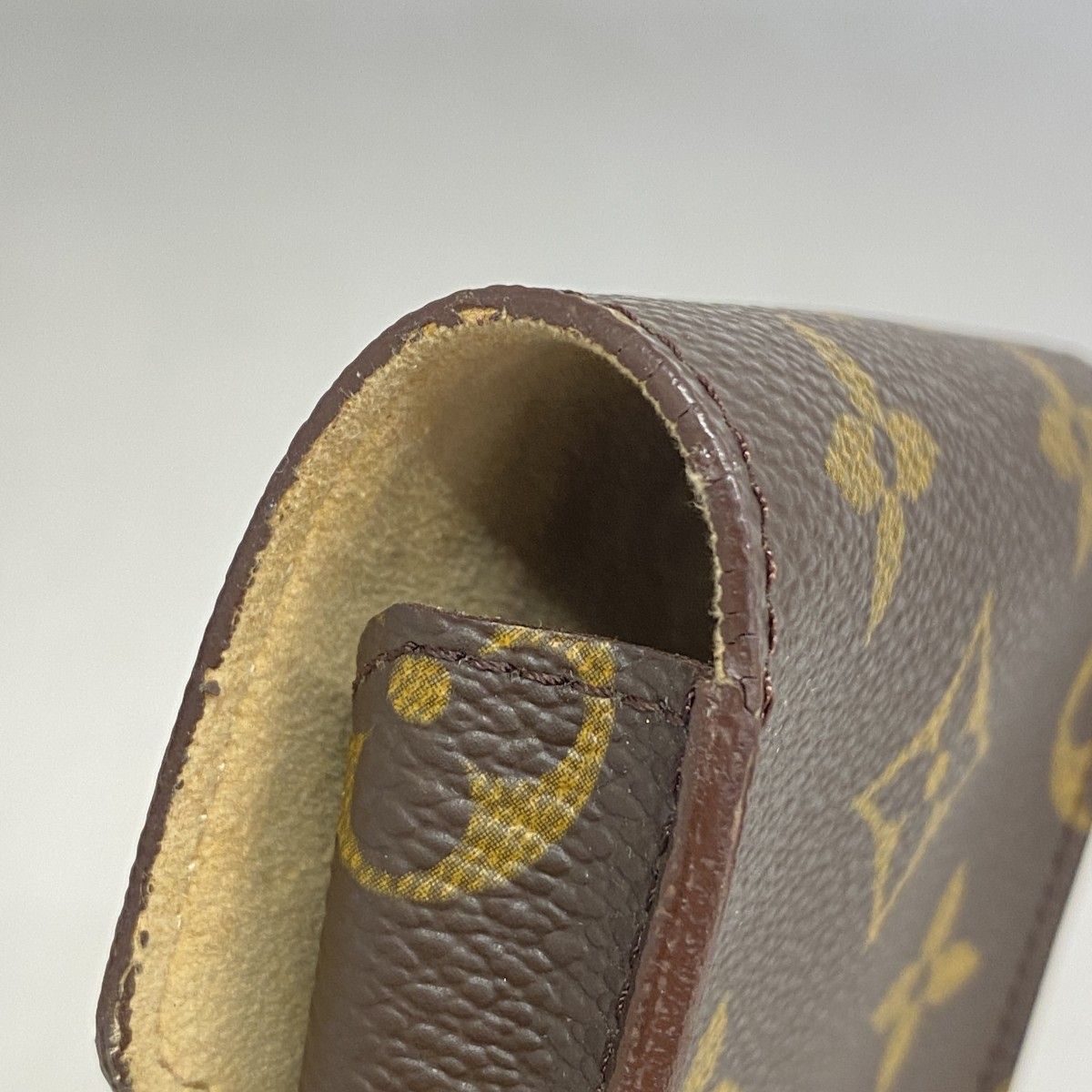 LVモノグラムパターンのダークブラウンレザー製円筒形メガネケースです。 LOUIS VUITTON ルイ・ヴィトン モノグラムメガネケース LOUIS VUITTON