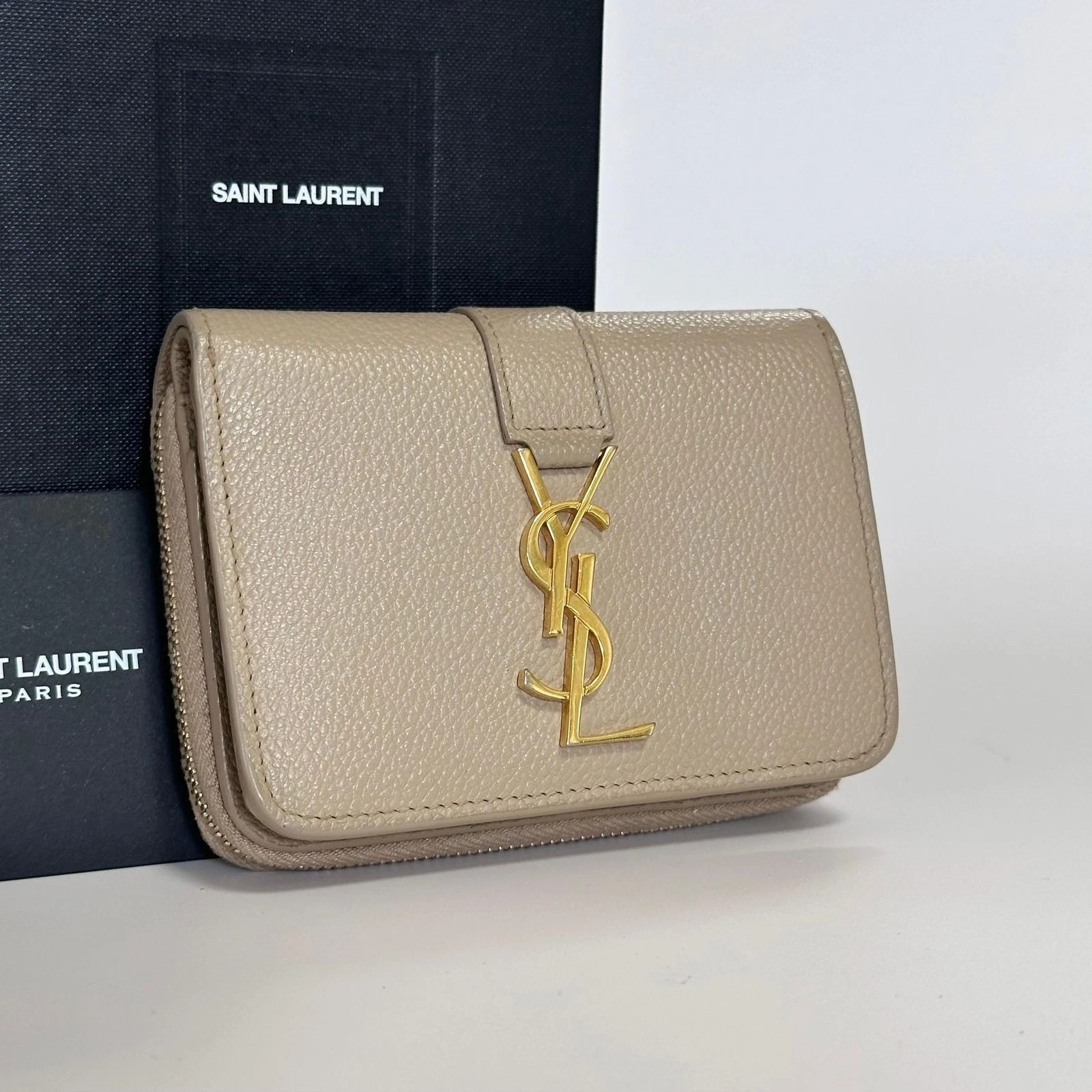 美品 サンローラン 財布 カサンドラ YSL 金具 二つ折り コンパクト グレー 楽天市場】SAINT LAURENT サンローラン 二つ折り財布 403943 BOW02