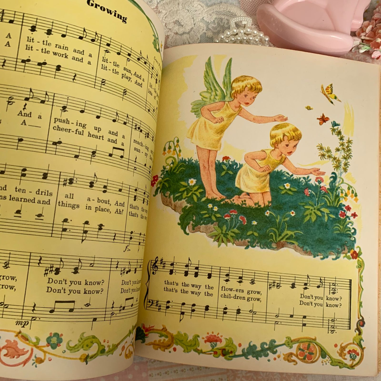 ヴィンテージ 洋書 絵本『 The Little Golden Book of Hymns 』1947年