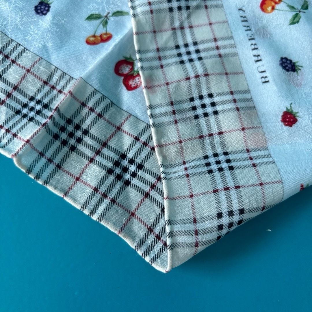 c30 バーバリー ハンカチ 56cm フルーツ ベージュ ノバチェック 苺