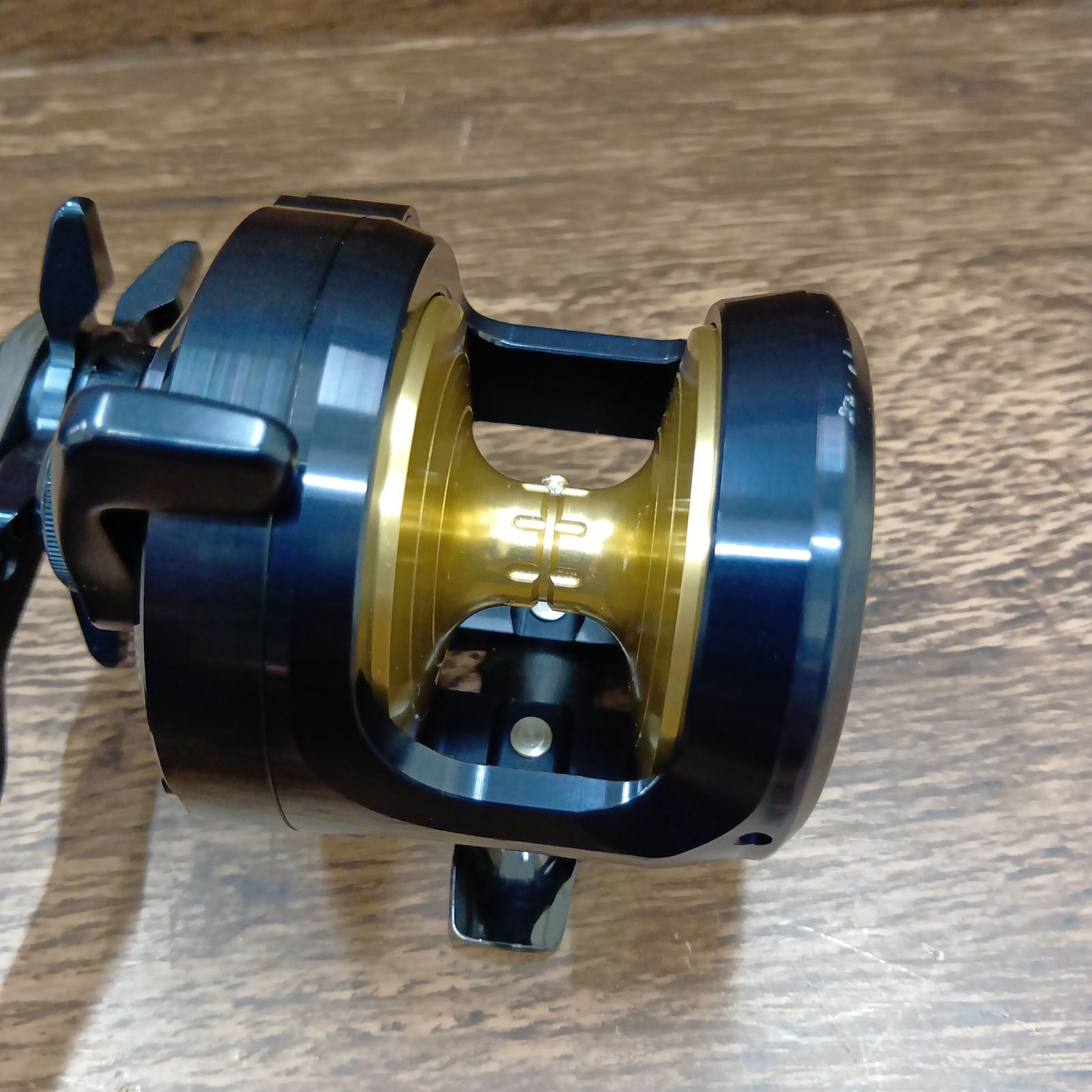 週末限定値下げ【美品】SALITGA 15H-SJ ベイトリール 週末限定値下げ【美品】SALITGA 15H-SJ ベイトリール