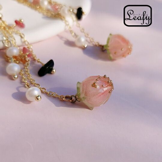 Leafy ゆらゆらバラの蕾のピンクトルマリンチェーンピアス 大人な横顔