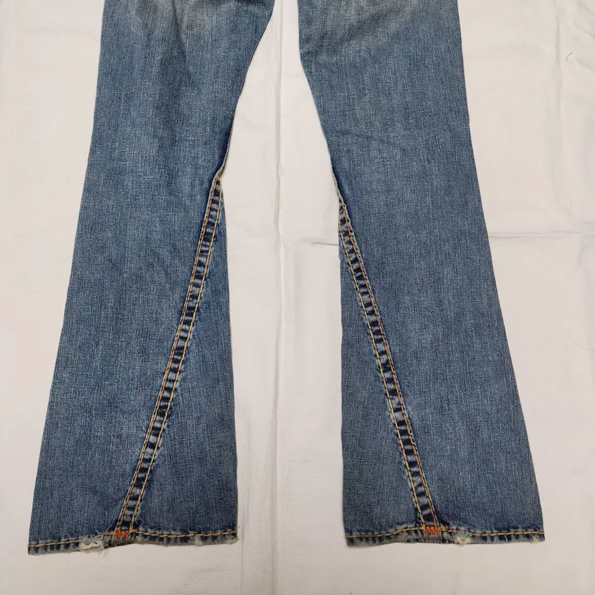 トゥルーレリジョン JOEY SUPER T スティッチ ブーツカット デニム