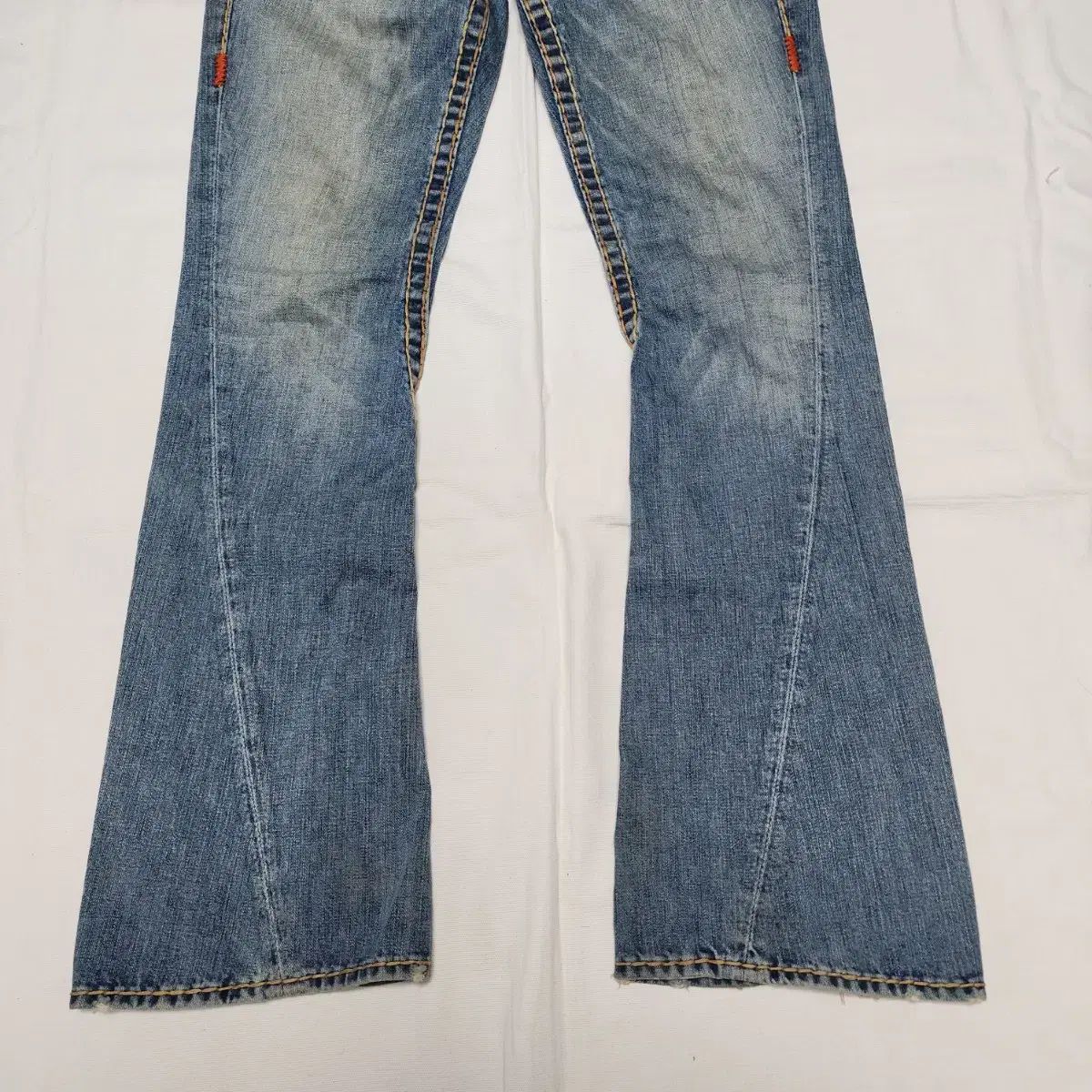 トゥルーレリジョン JOEY SUPER T スティッチ ブーツカット デニム