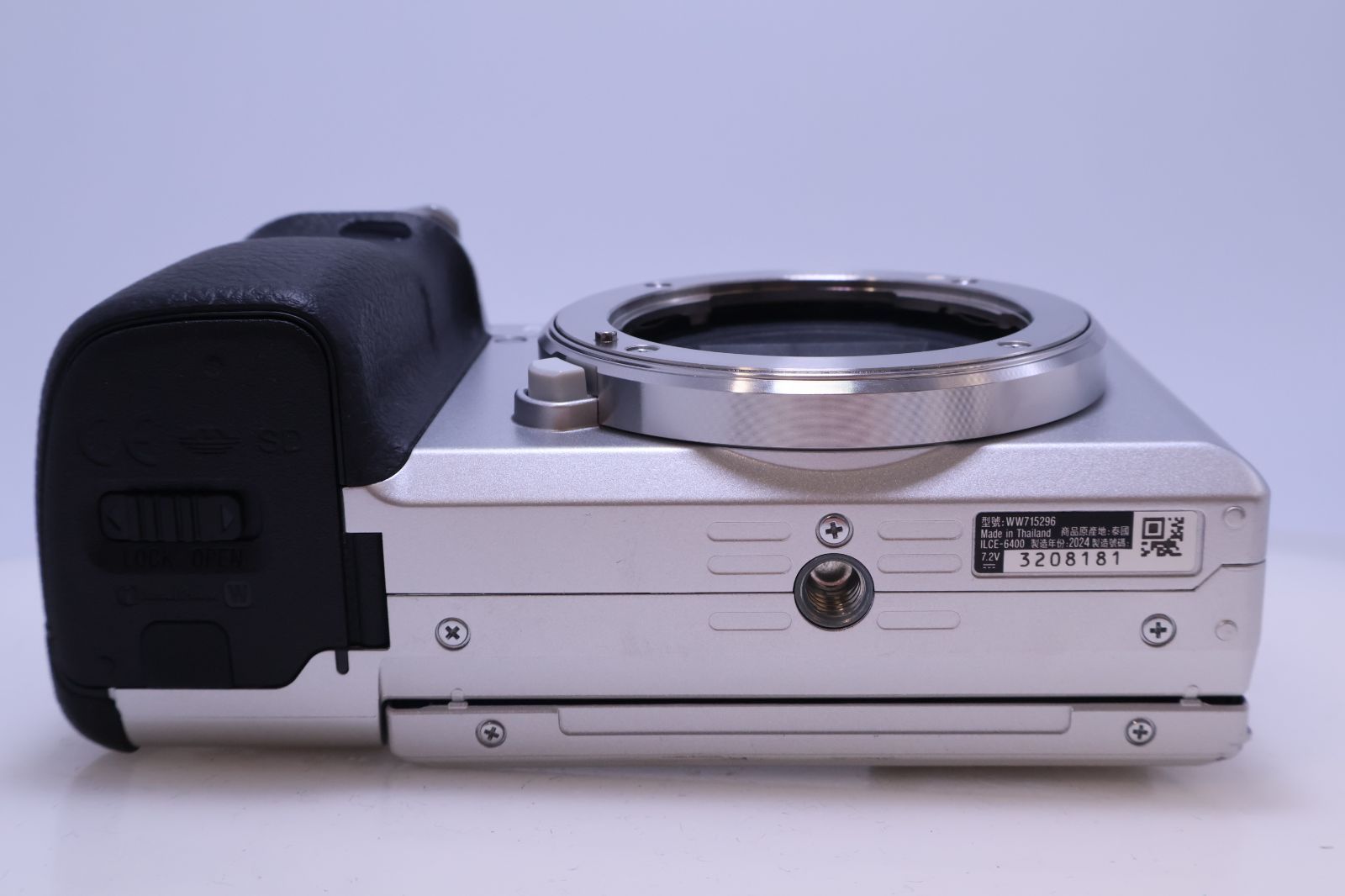 1,103回 極美品】SONY α6400 ボディ シルバー ILCE-6400 (ソニー) APS