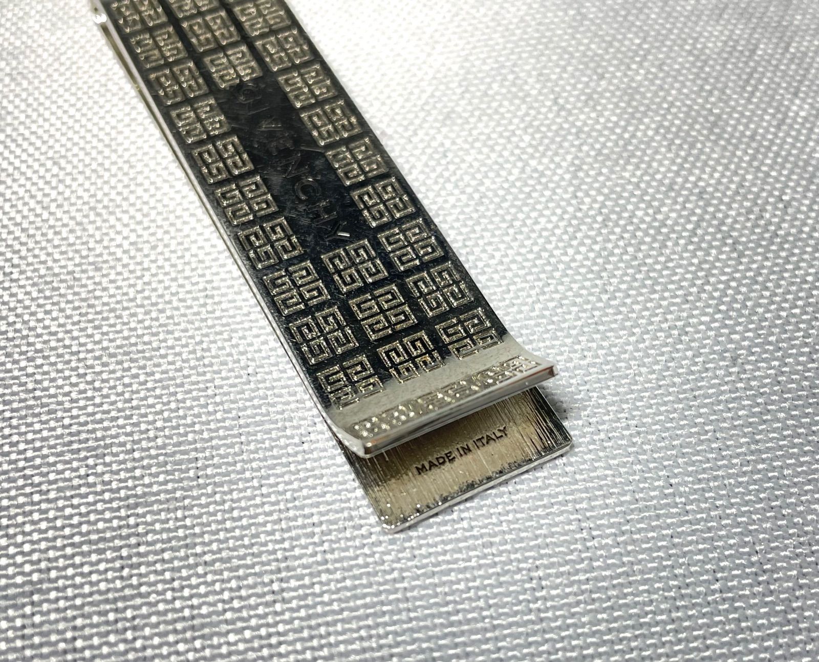 美品 GIVENCHY ジバンシィ エングレービング ロゴ文字 メタル