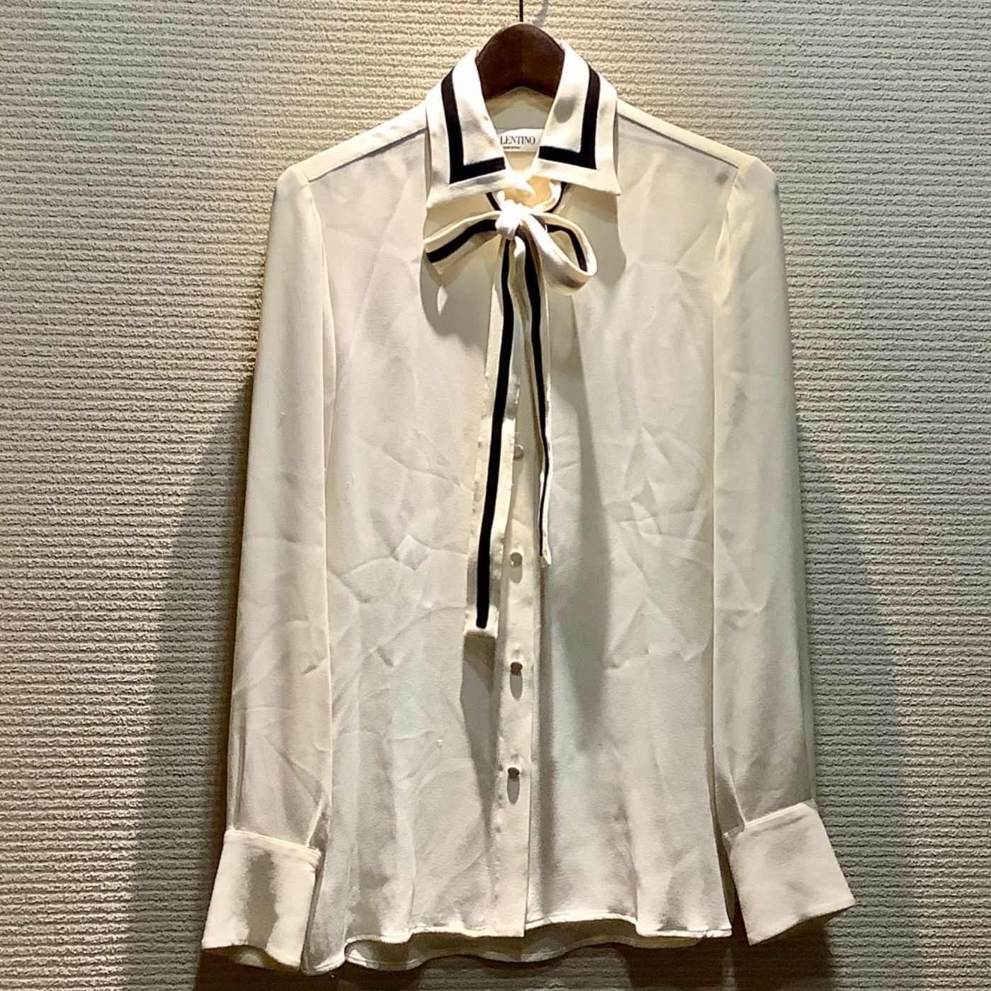 VALENTINO ★ヴァレンティノ★シルク１００後ろリボンブラウス★ ヴァレンティノ VALENTINO ボウタイ リボン ネクタイ シルク ブラウス
