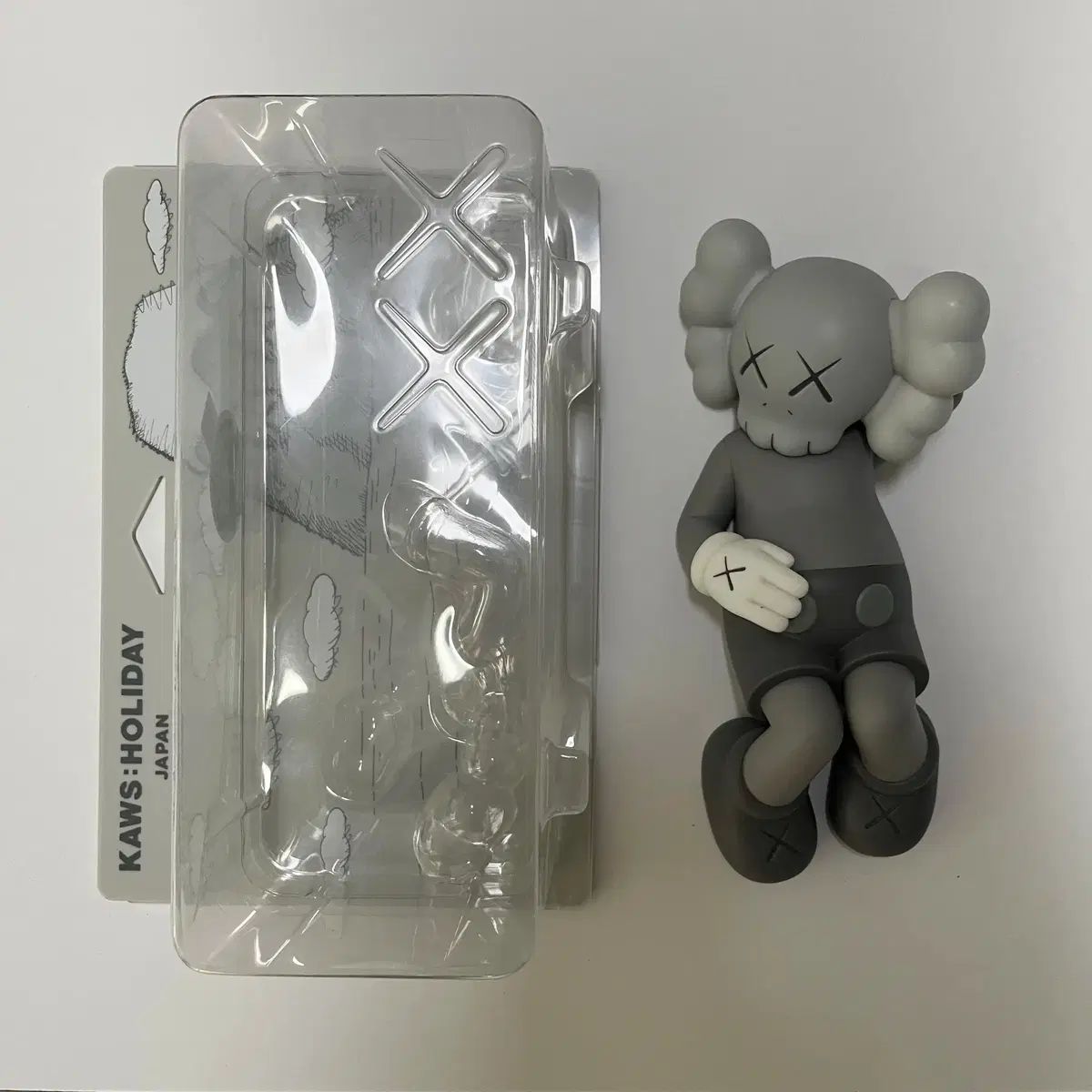 KAWS HOLIDAY JAPAN 2体 カウズホリデー グレー、ブラウン kaws カウズ
