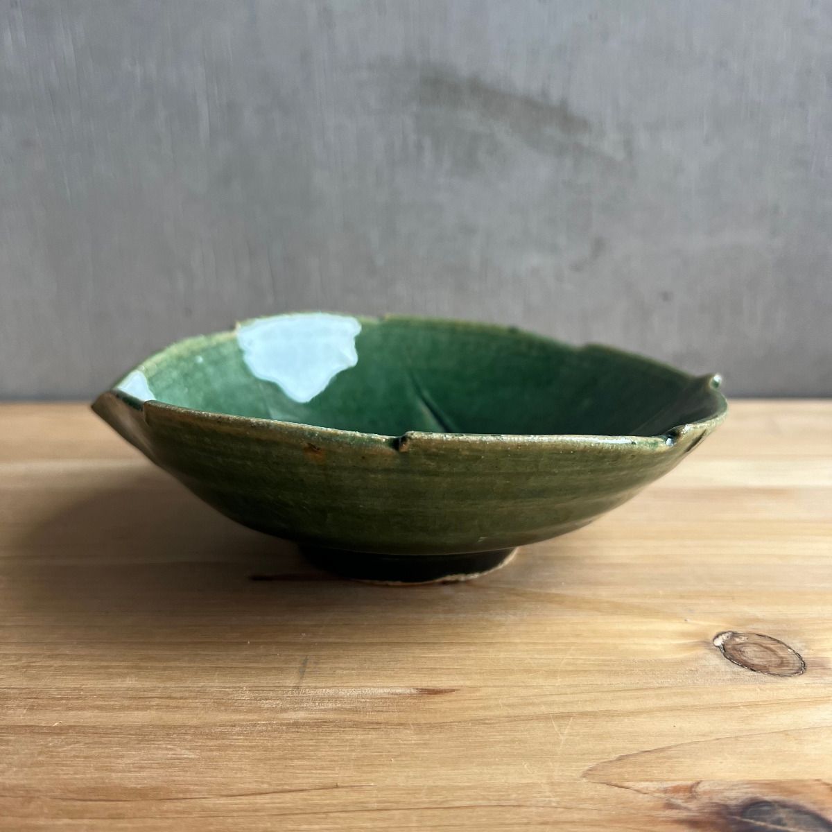 上野焼 緑色の陶器花瓶 木箱付き 上野焼 緑色の陶器花瓶 木箱付き 上野焼 渡窯 宝石のよう