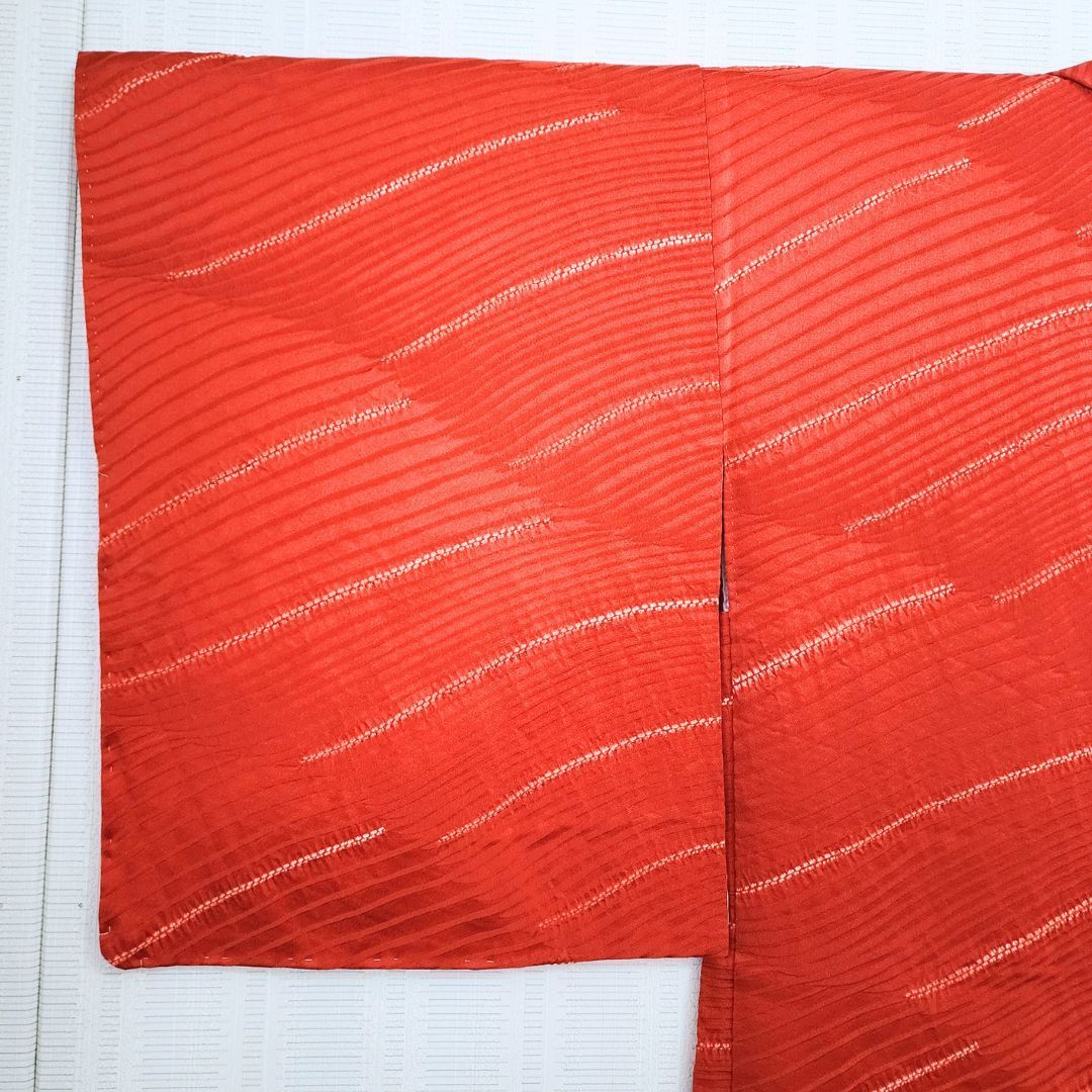 美品 絞り羽織 赤系 オレンジ系 羽織紐付き 身丈79cm 伝統技法 上質 和装コート haori shibori haorihimo kimono 反物 優品 羽尺 羽織 和装コート 縞 赤茶 正絹｜中古・古着・リサイクル着物通販｜バイセル オンライン
