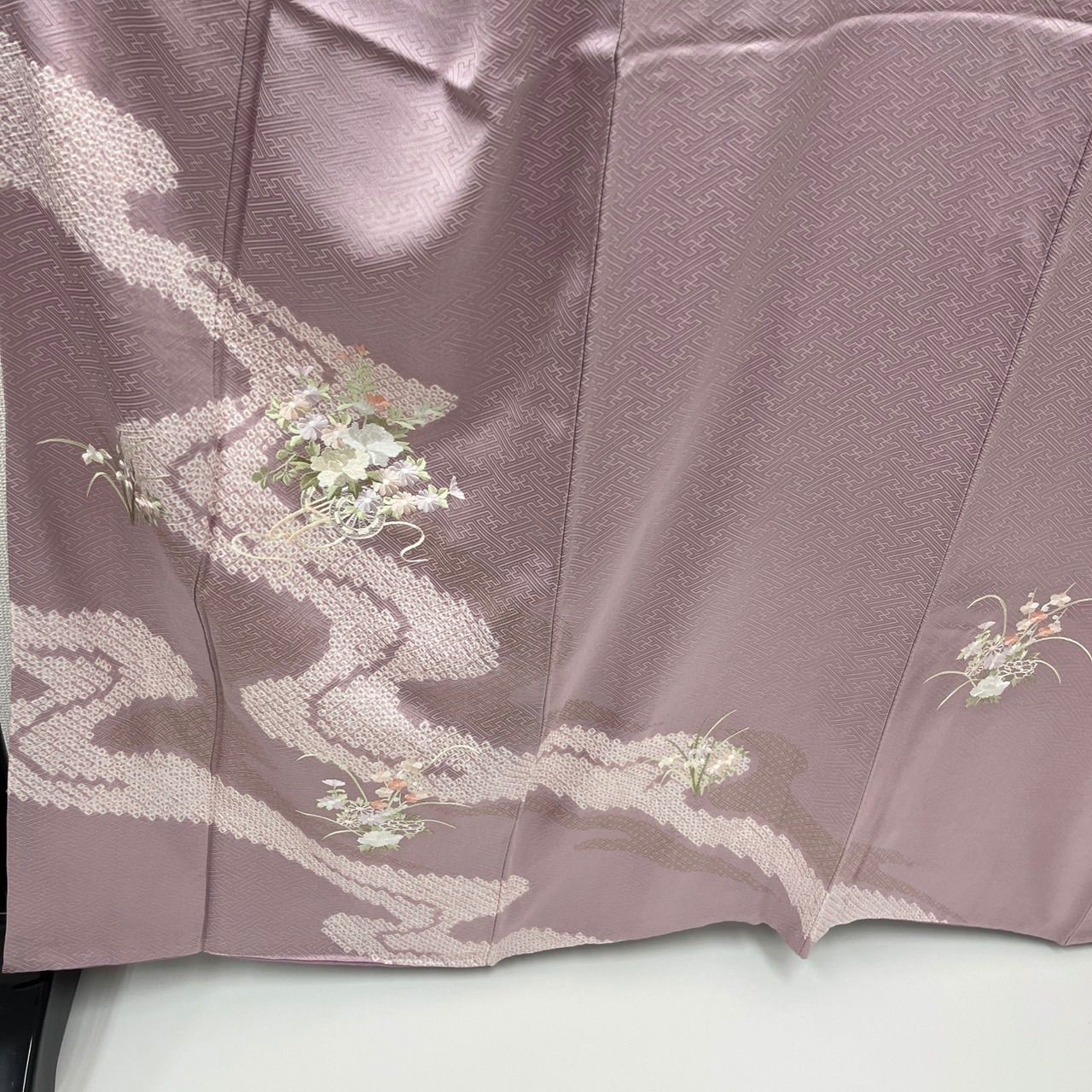 付け下げ 裄65.5 正絹 刺繍に絞り 美しい花 紋なし 袷 着物 MK-2656