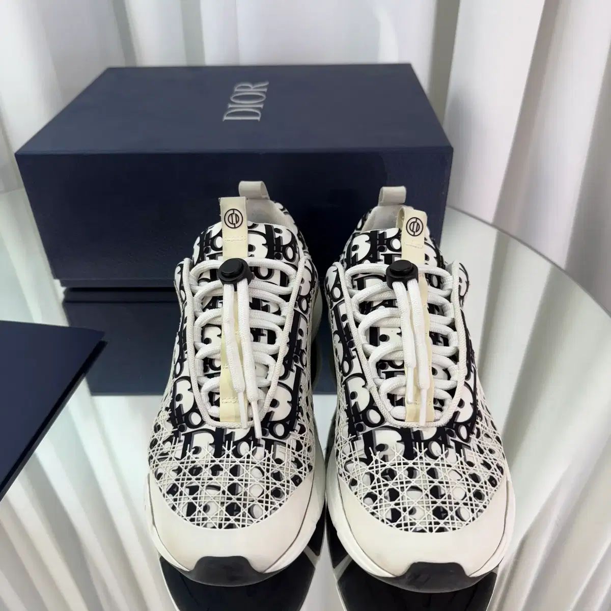 スニーカー ウールモチーフ