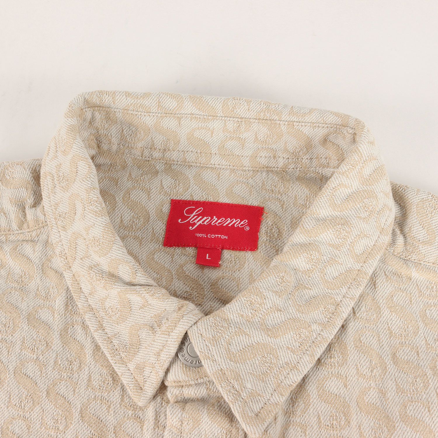 Supreme モノグラム デニムシャツ（Mサイズ） 新品同様】Supreme シュプリーム シャツ タン サイズ:L | 21AW Sロゴ