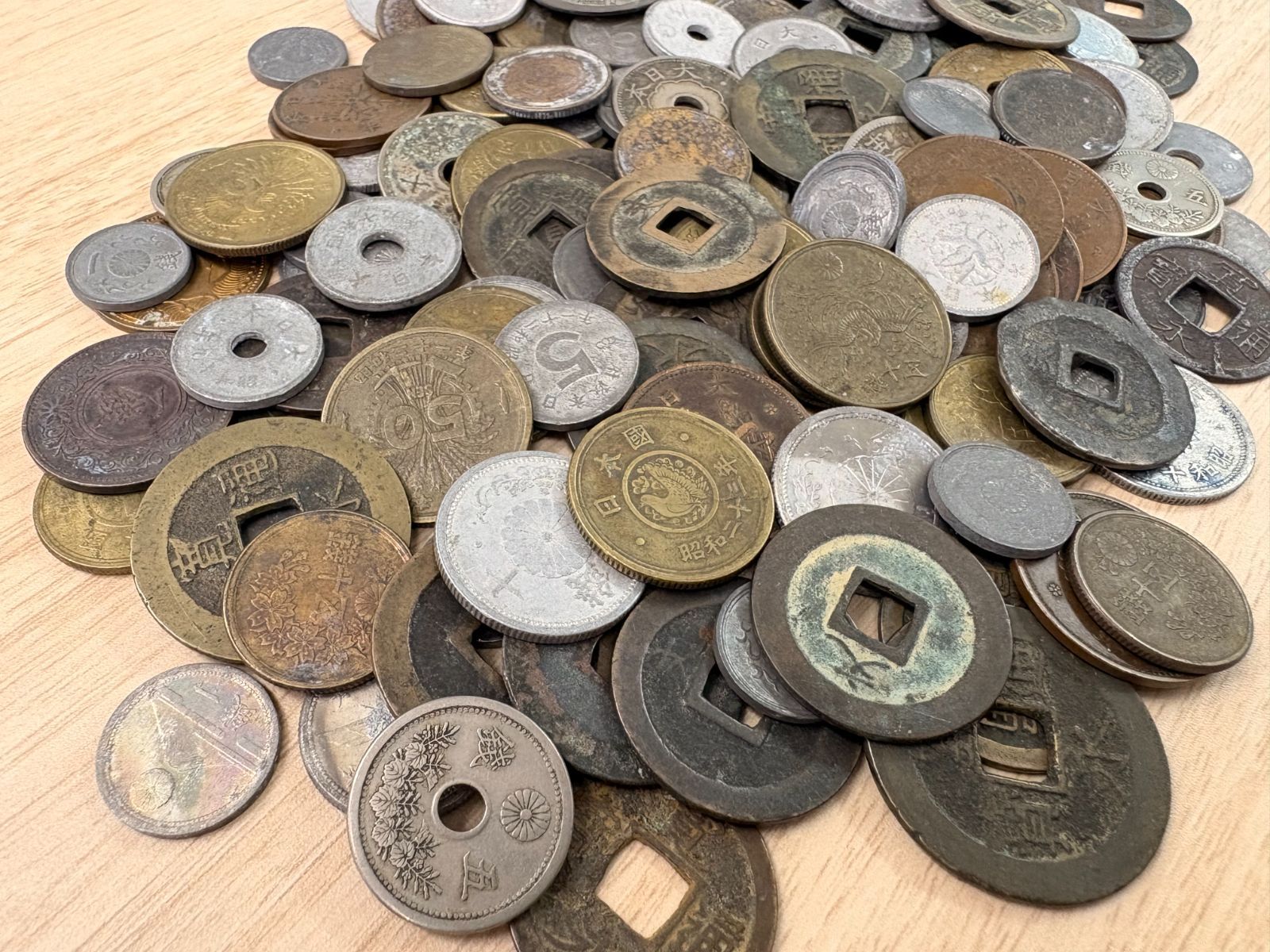 穴あき　　穴銭　硬貨　古銭　まとめ売り 穴あき コイン 穴銭 硬貨 古銭 まとめ売り - メルカリ