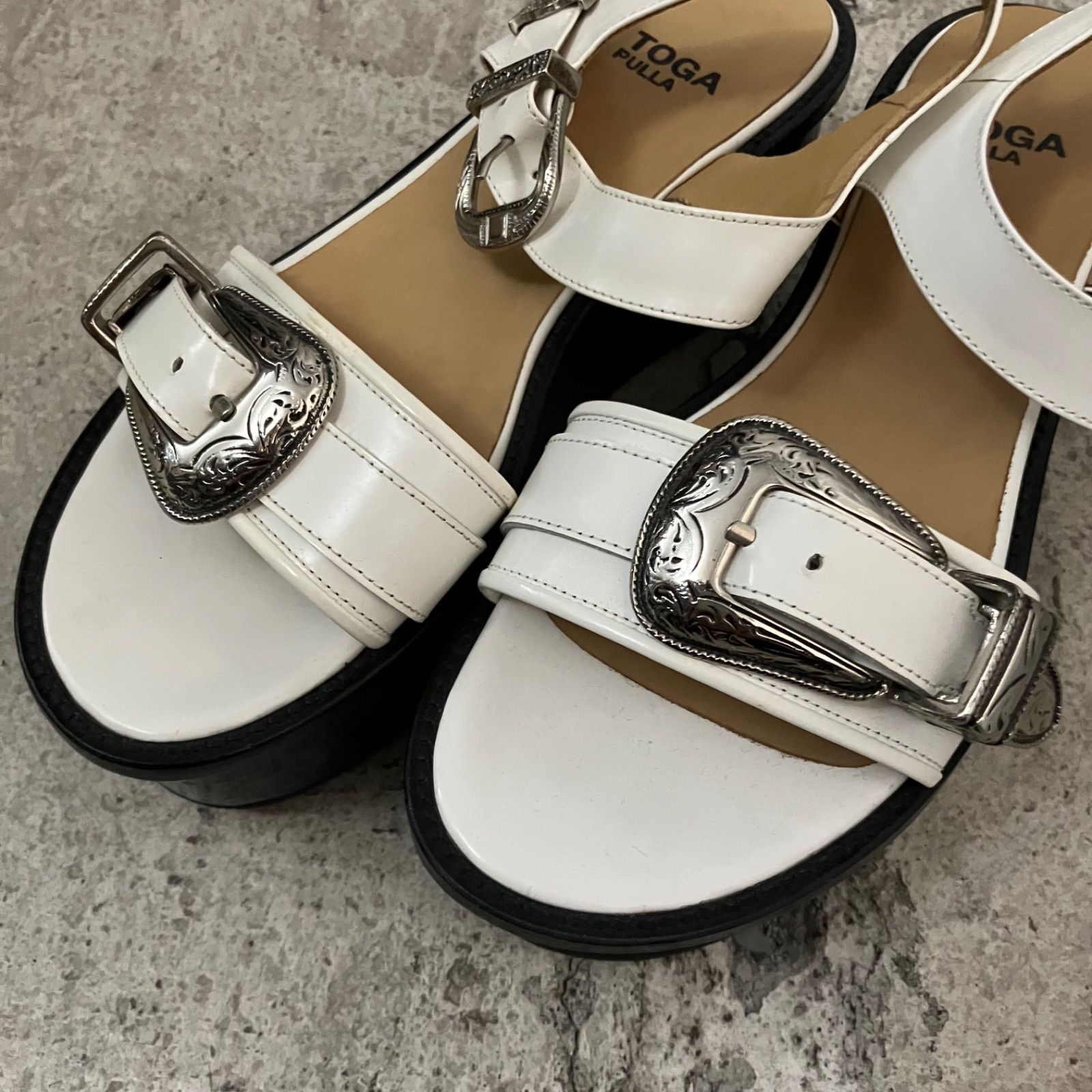 TOGA PULLA / トーガプルラ ウエスタンメタルバックル 厚底サンダル