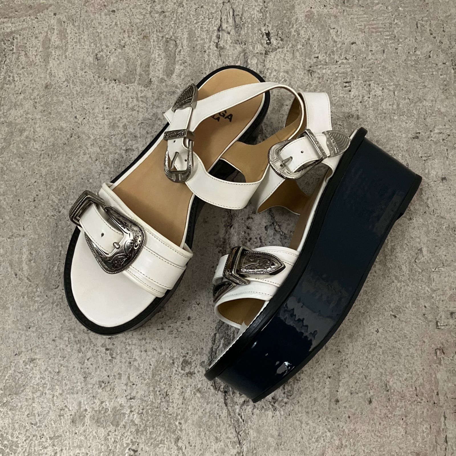 TOGA PULLA / トーガプルラ ウエスタンメタルバックル 厚底サンダル