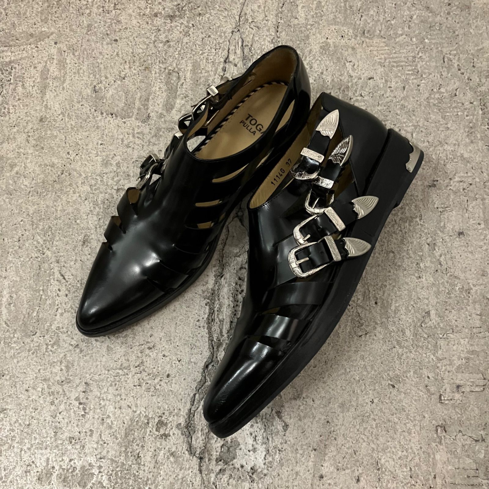 TOGA PULLA / トーガプルラ ウエスタンメタルバックル レザーシューズ