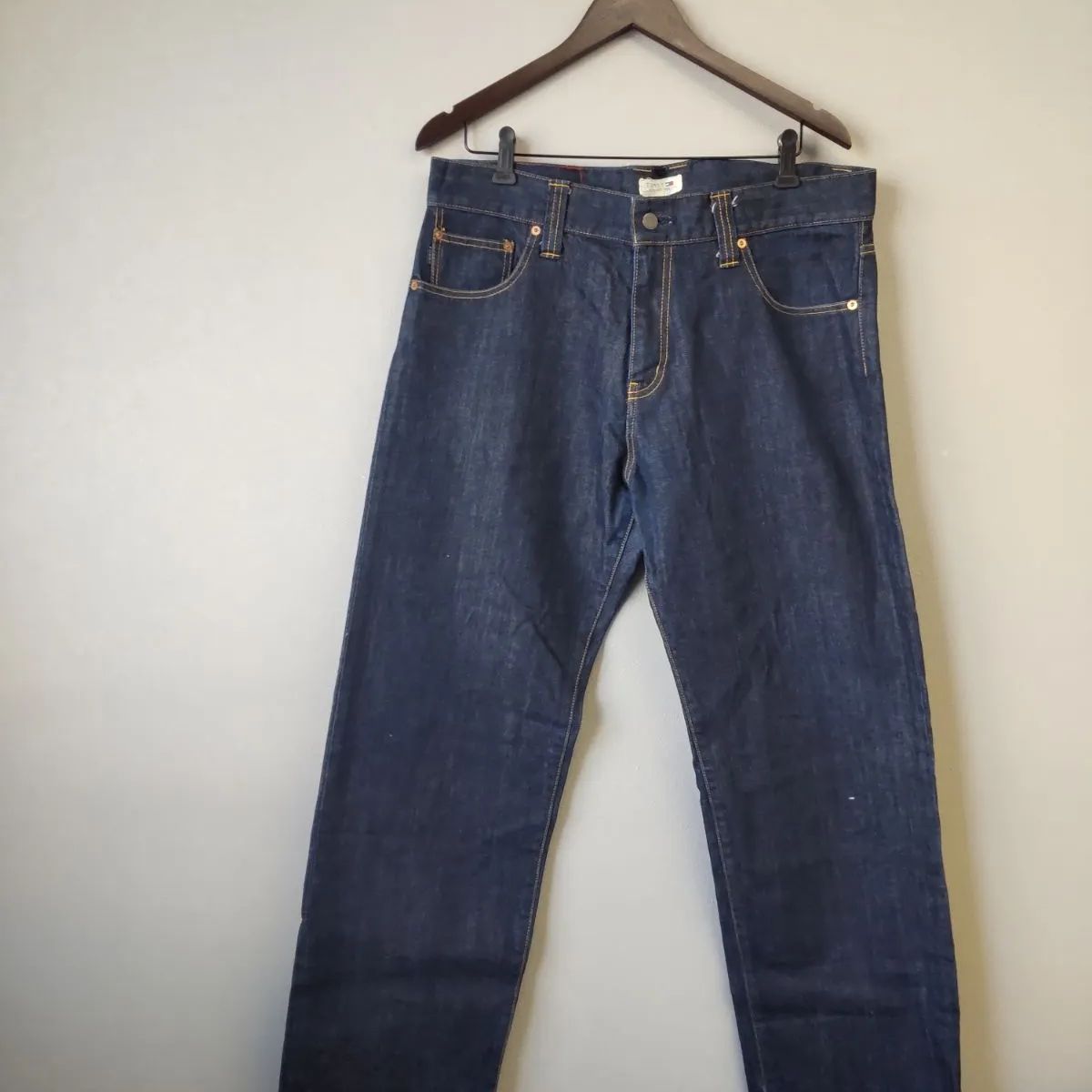 M12106 TOMMY ESTABLISHED トミー デニムパンツ 1985 NYC ペイントロゴ 
