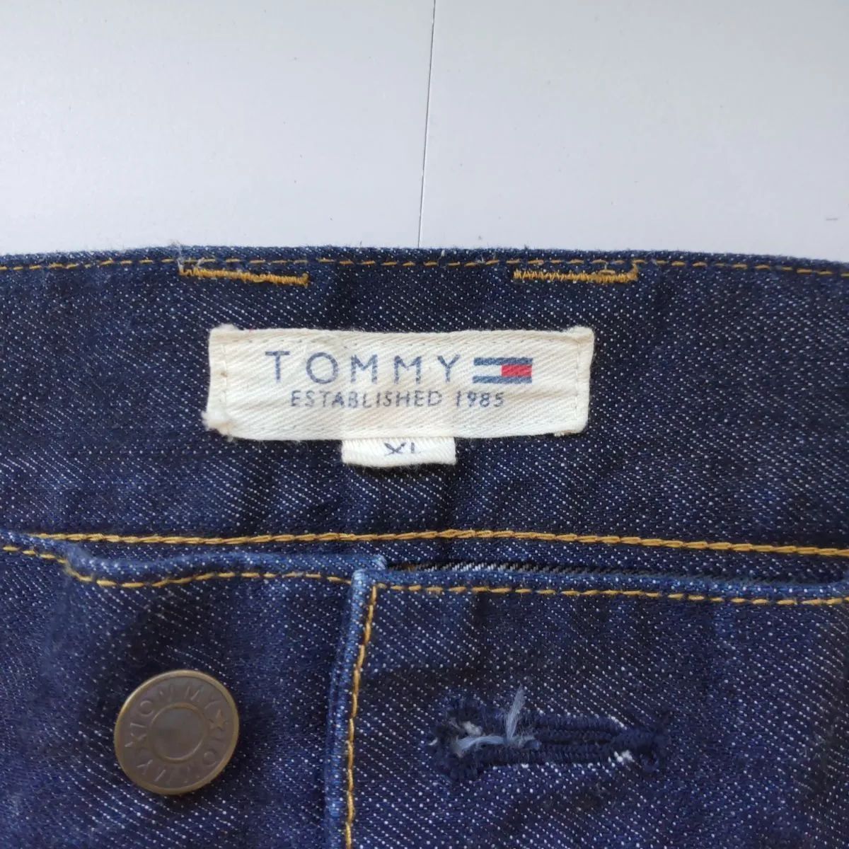 M12106 TOMMY ESTABLISHED トミー デニムパンツ 1985 NYC ペイントロゴ 