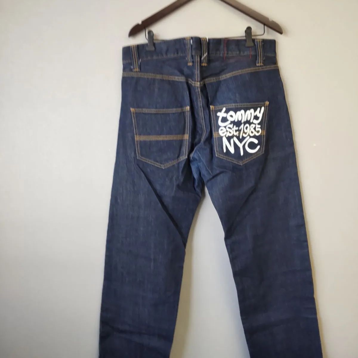 M12106 TOMMY ESTABLISHED トミー デニムパンツ 1985 NYC ペイントロゴ 