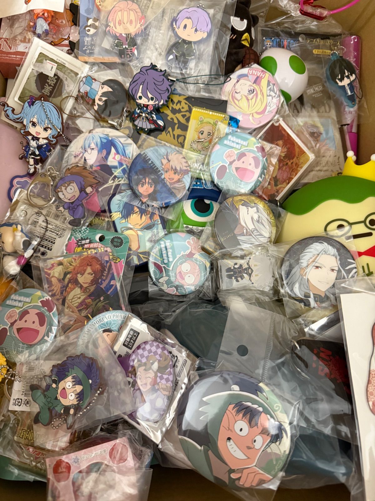 大特価！！アニメグッズ　キャラクター　雑貨　缶バッジ等1000点　まとめ売り アニメ キャラクター 缶バッジ 1000個以上 大量まとめ売り アニメ