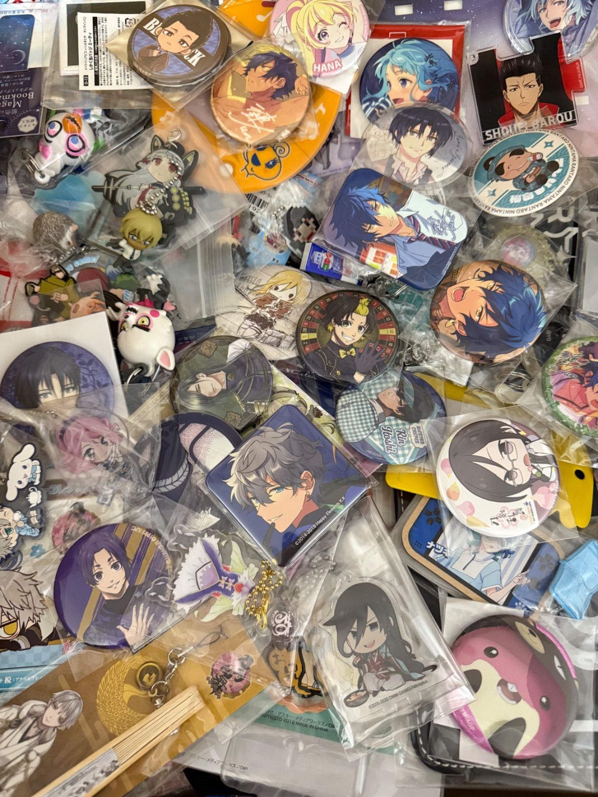 大特価！ アニメグッズ等 缶バッジ キーホルダー クリアファイル