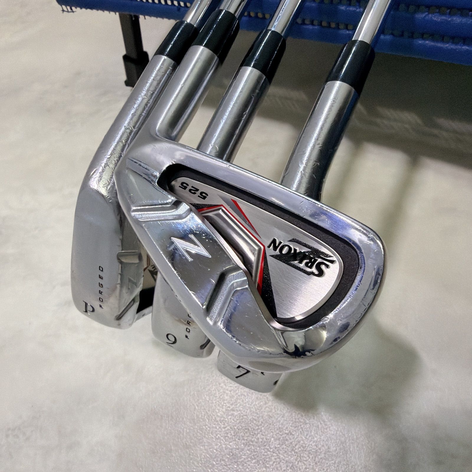 新品グリップ スリクソン Z525 FORGED 4本 6.7.9.PW アイアンセット 