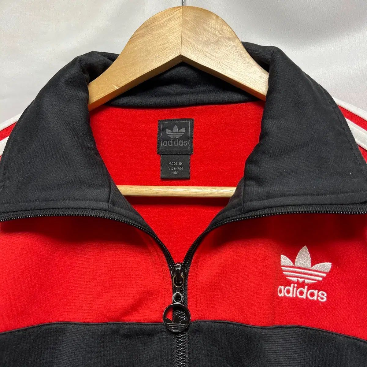 adidas フード付きジャージ セットアップ ブラック/レッド ヨーロッパ アディダス adidas ジャージセットアップ 上下セット フード付き