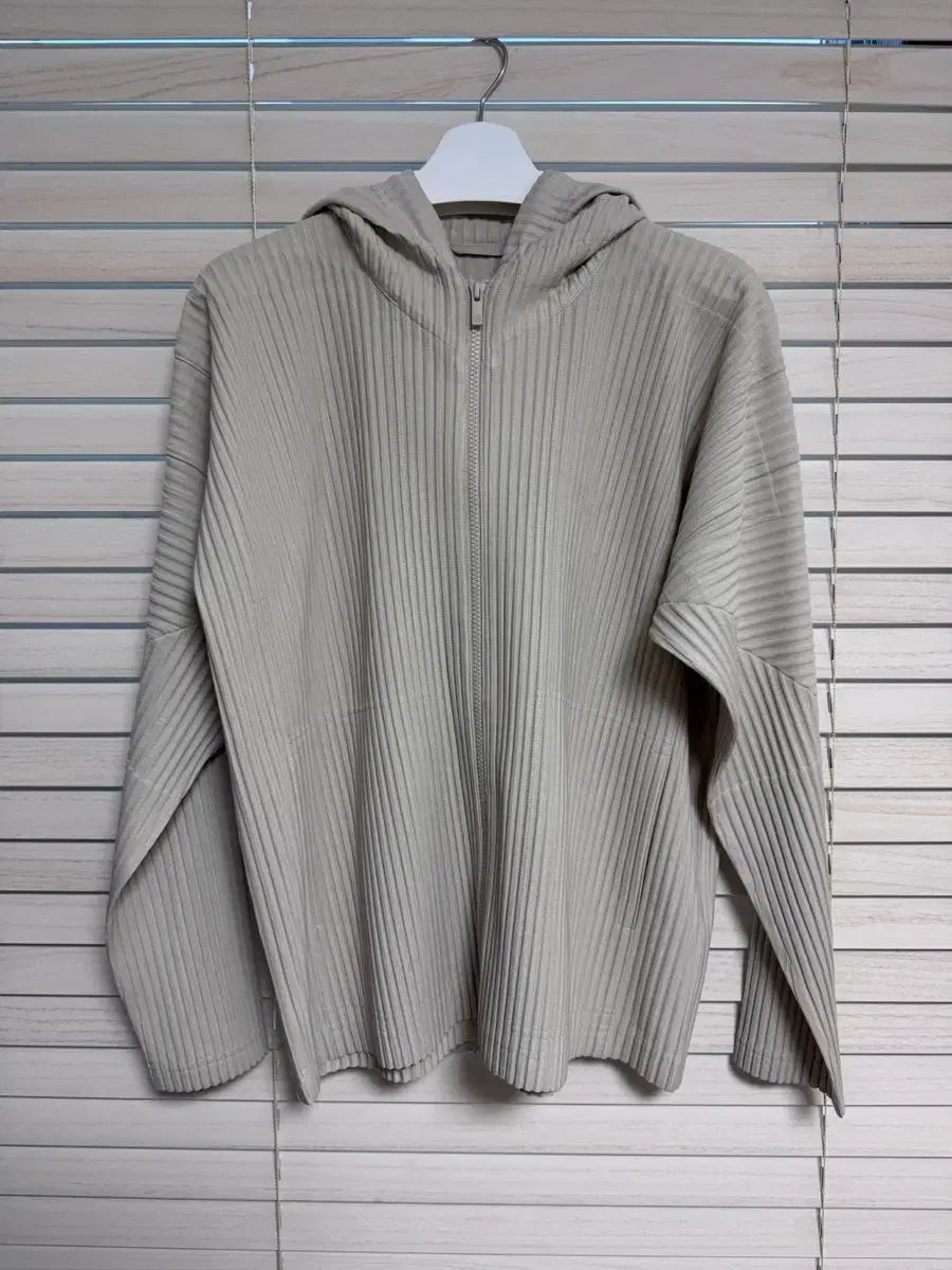 オムプリッセ フーデッドジップアップ (アイボリー) / イッセイミヤケ