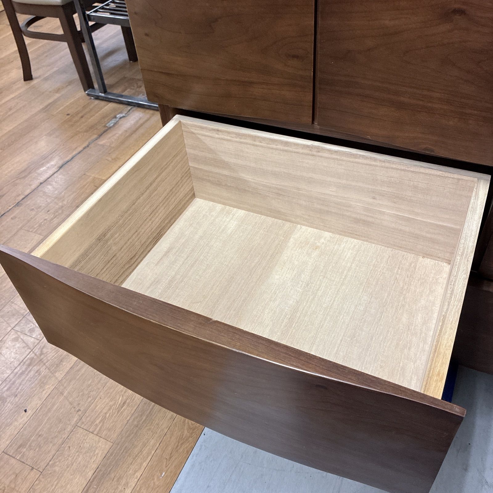 名古屋市近郊送料設置無料＞S187 ⭐ モダンデザインチェスト 4段 