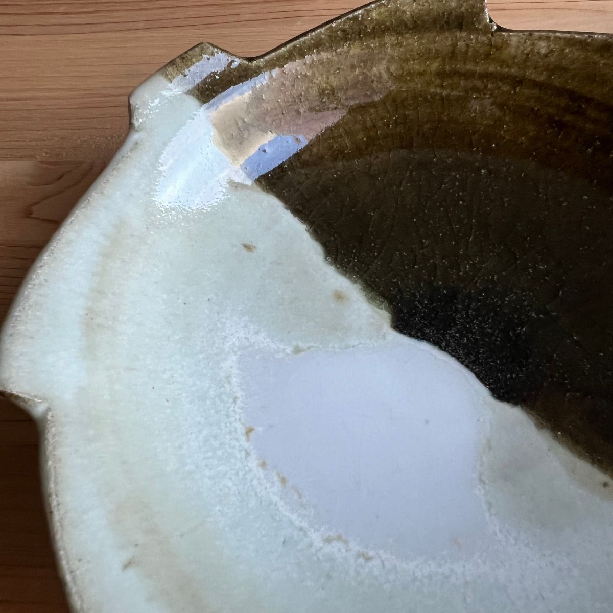 上野焼 渡窯 白と黒のモダンな競演 掛分（かけわけ）雪輪皿（ゆきわざ