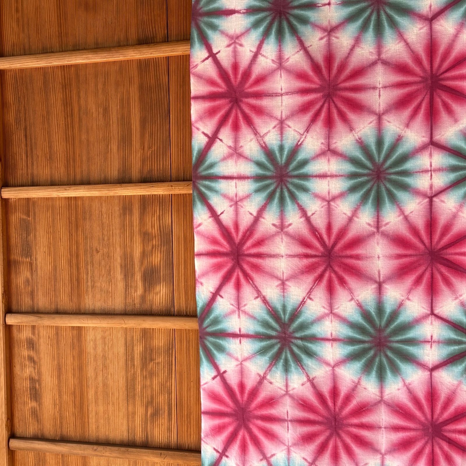 s142 【sato】 手染め 手ぬぐい 新春待ち遠しい 麻の葉絞り 雪花絞り