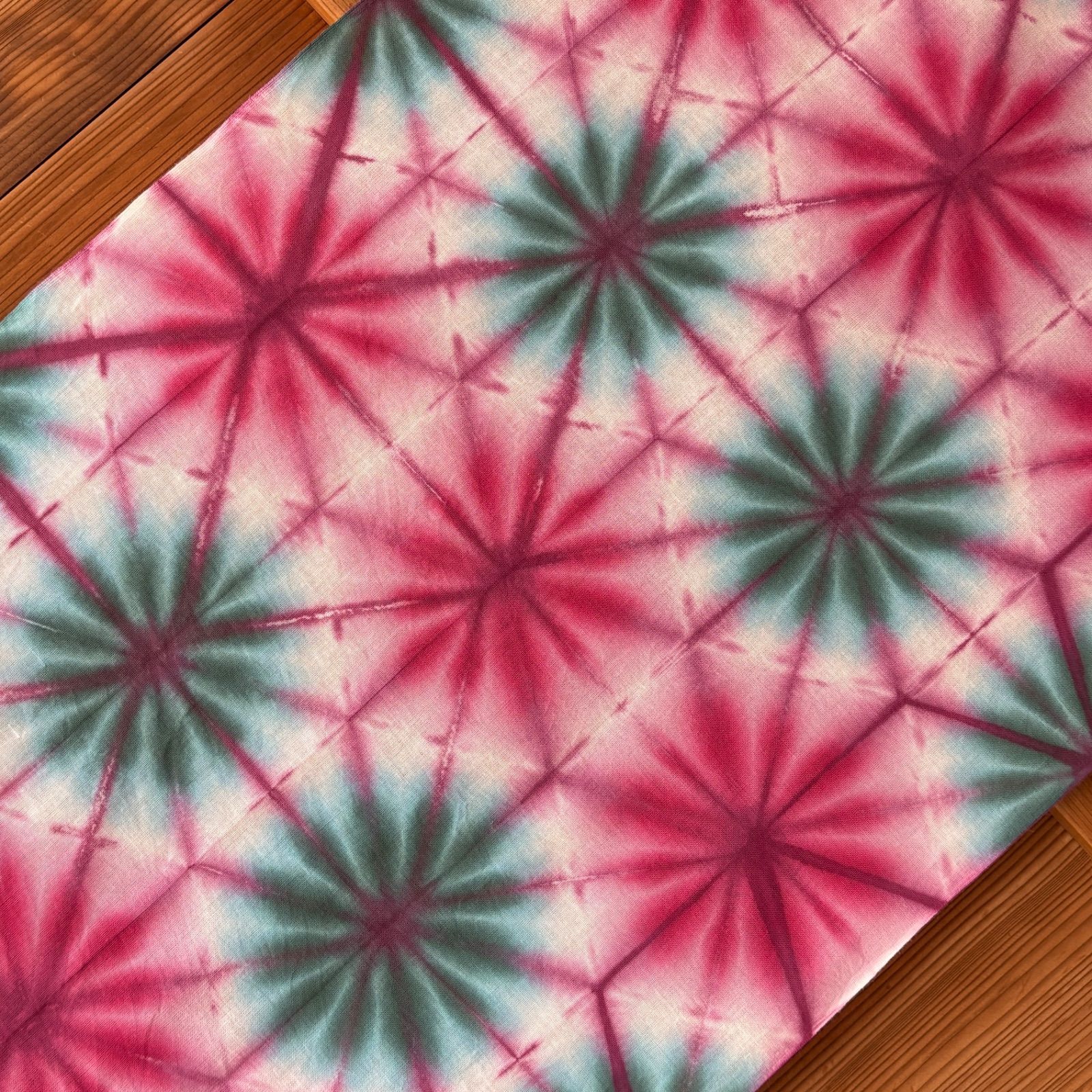 s142 【sato】 手染め 手ぬぐい 新春待ち遠しい 麻の葉絞り 雪花絞り