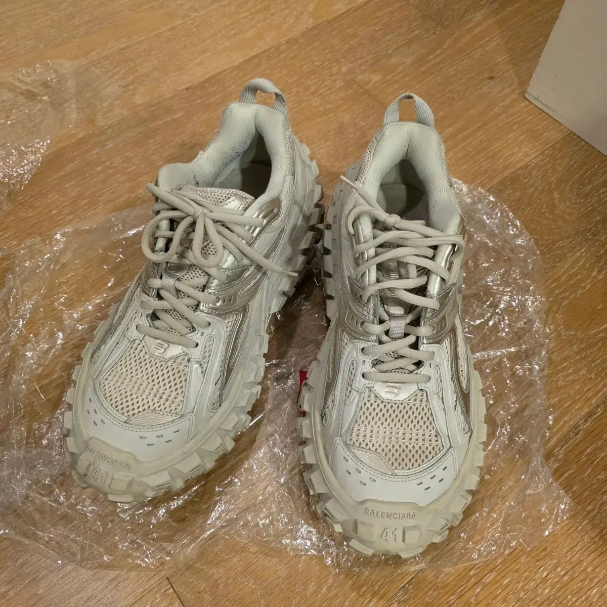 バレンシアガ ディフェンダー 41 ベージュ - メルカリ