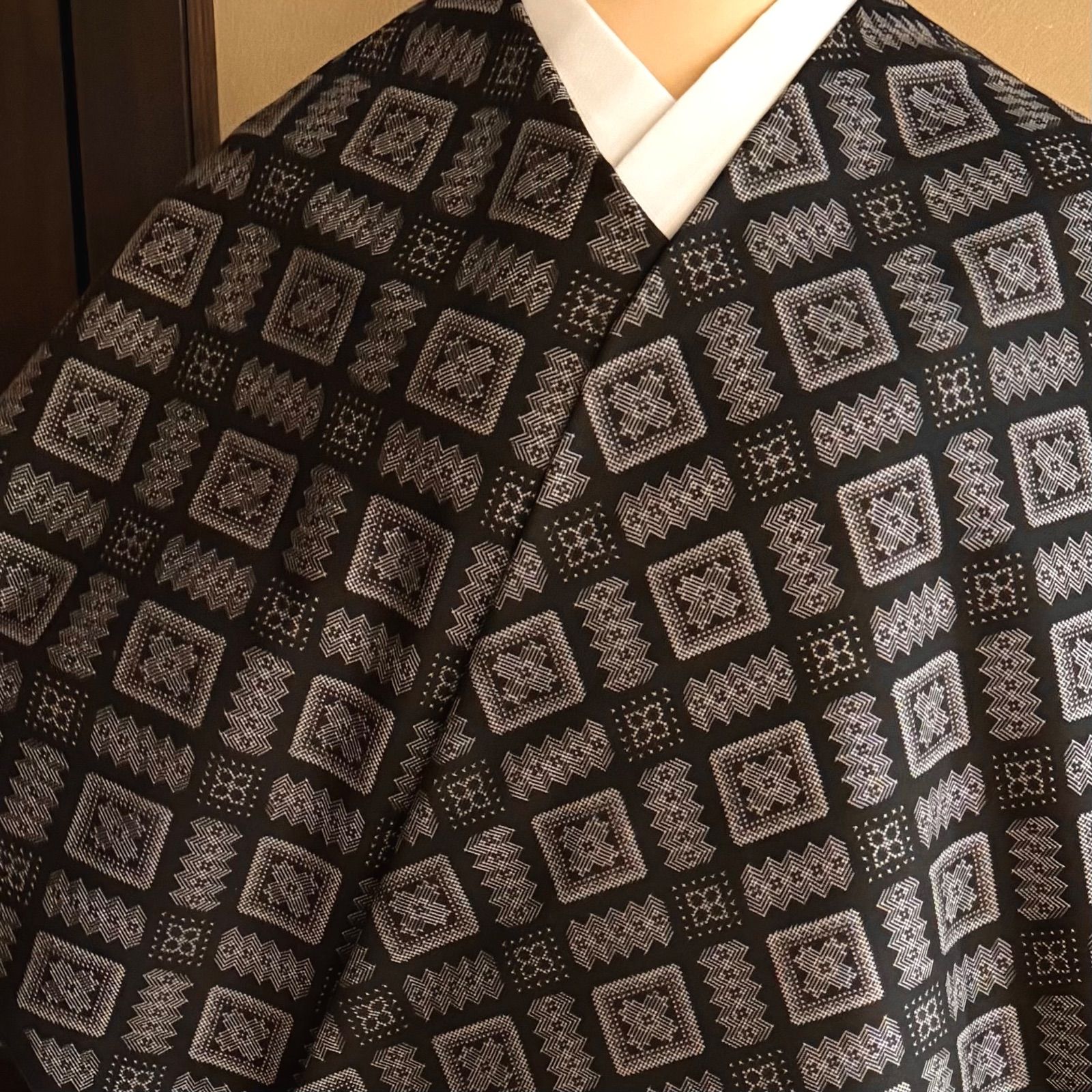 着物 本場奄美大島紬 泥染 龍郷柄 一元絣 興紬工房 0337 - メルカリ