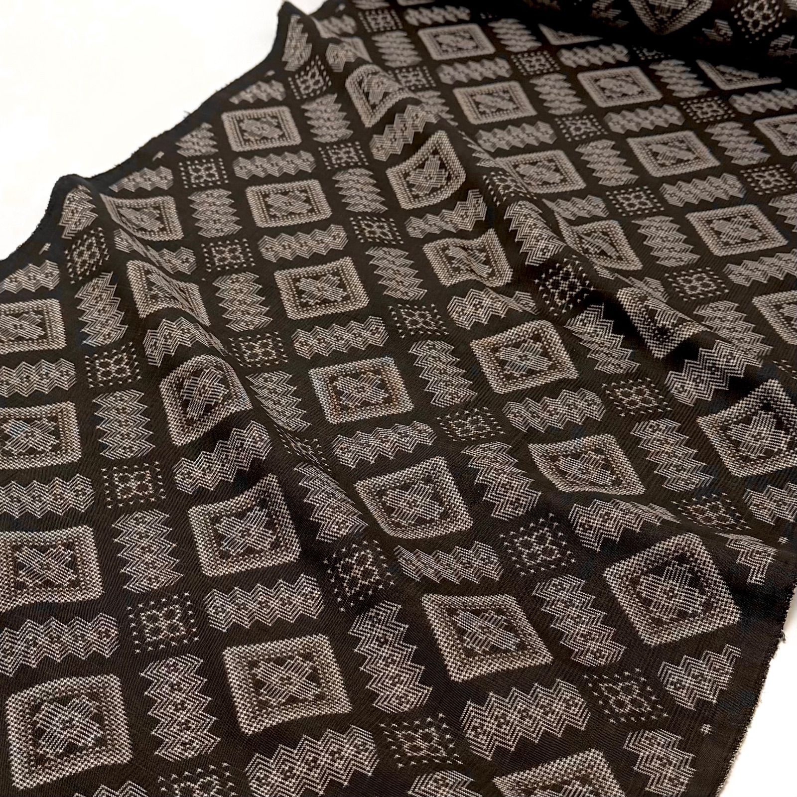 着物 本場奄美大島紬 泥染 龍郷柄 一元絣 興紬工房 0337 - メルカリ