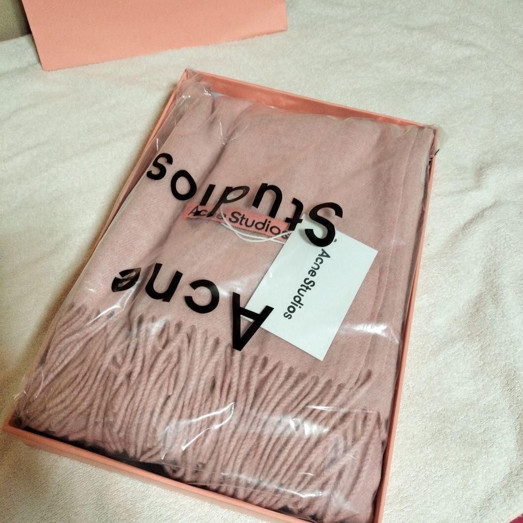 ストア 未使用 箱紙袋付き Acne Studios ピンク マフラー フリンジ