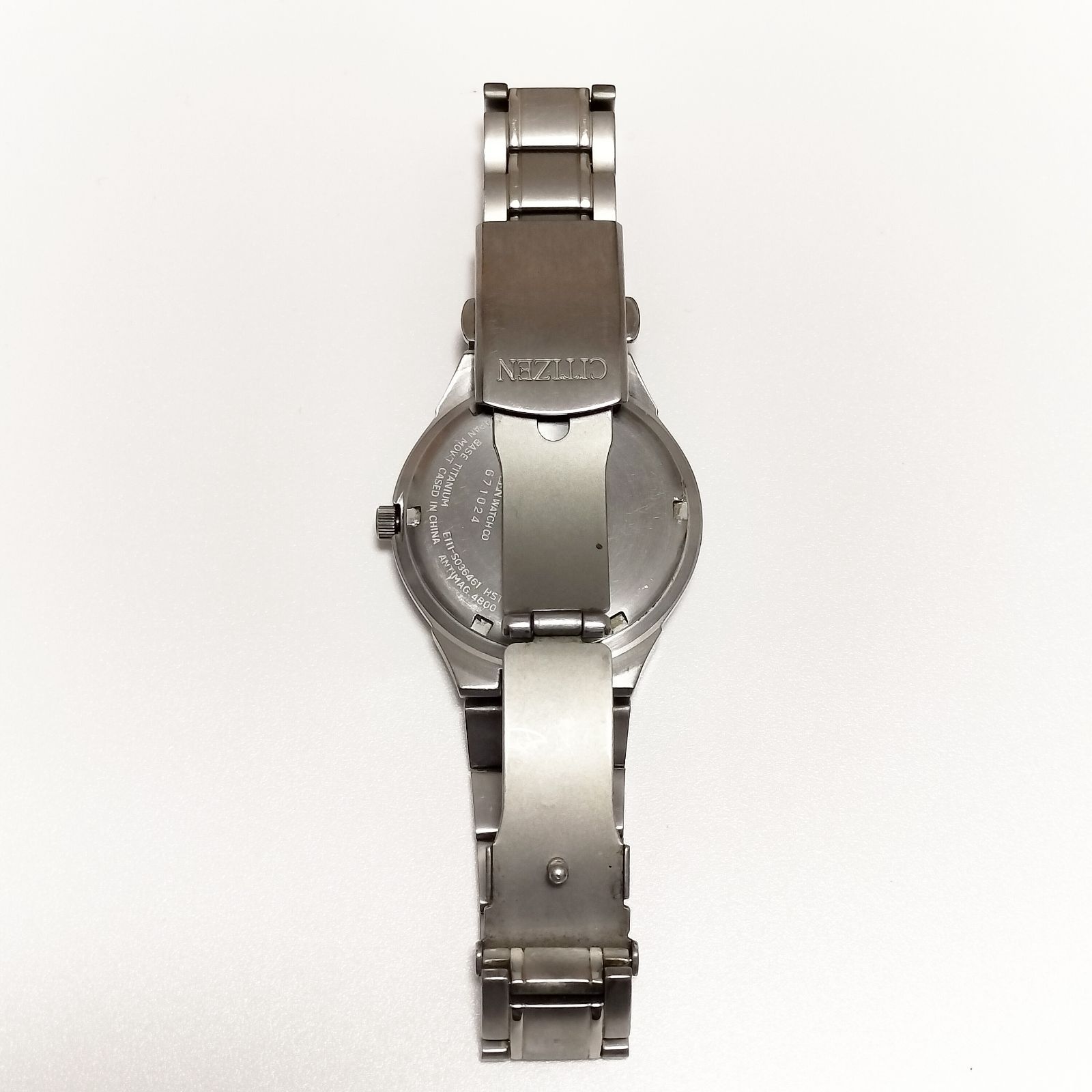 CITIZEN メンズ Eco-Drive チタン ソーラーウォッチ 35mm ブラック文字 
